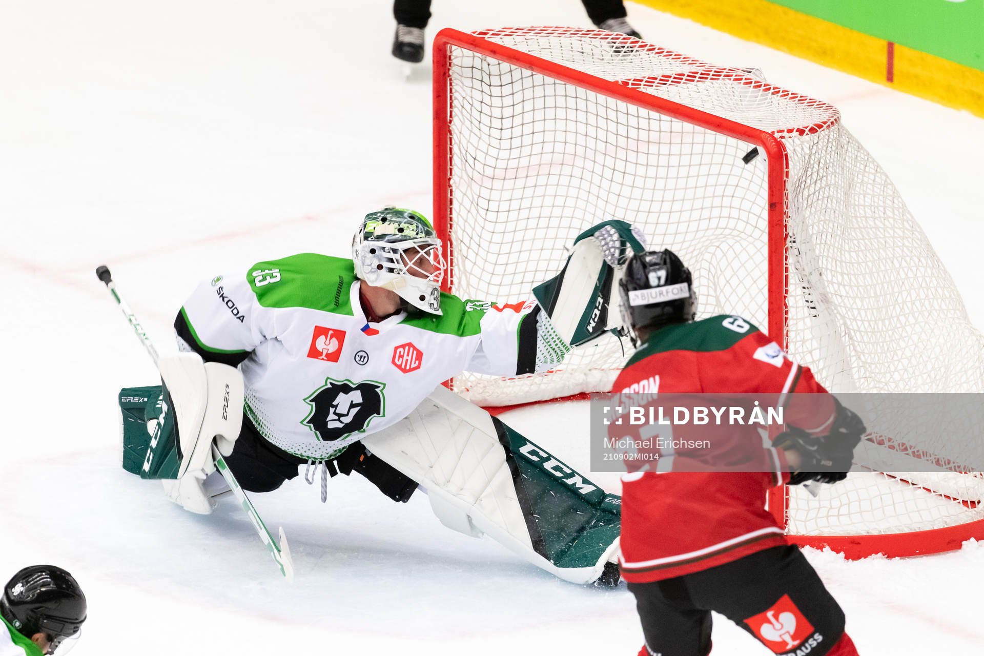 Jacob Nilsson of Frölunda scores 1-1 behind goalkeeper Jan