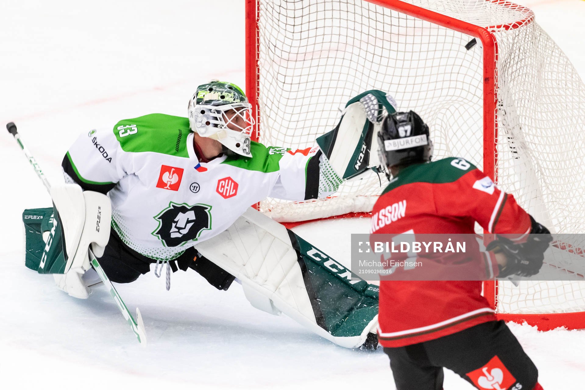 Jacob Nilsson of Frölunda scores 1-1 behind goalkeeper Jan