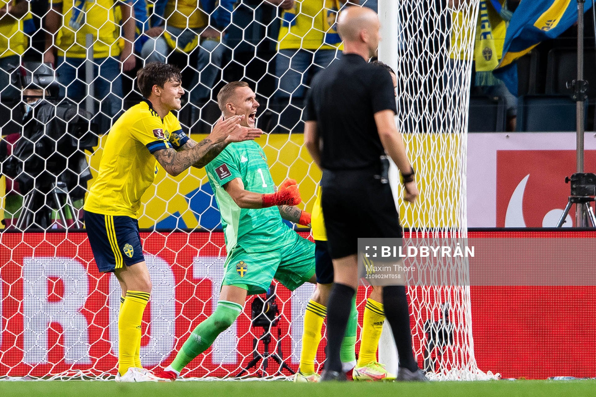 Victor Nilsson Lindelöf and goalkeeper Robin Olsen