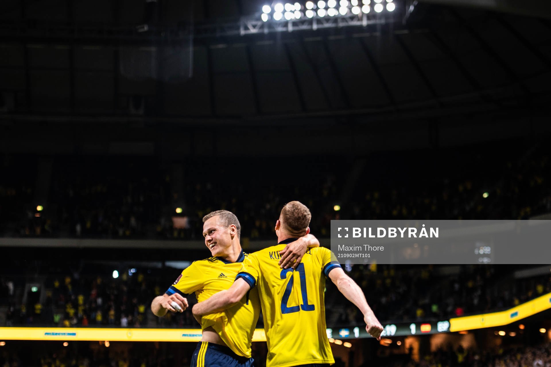 Viktor Claesson of Sweden celebrate with Dejan Kulusevski