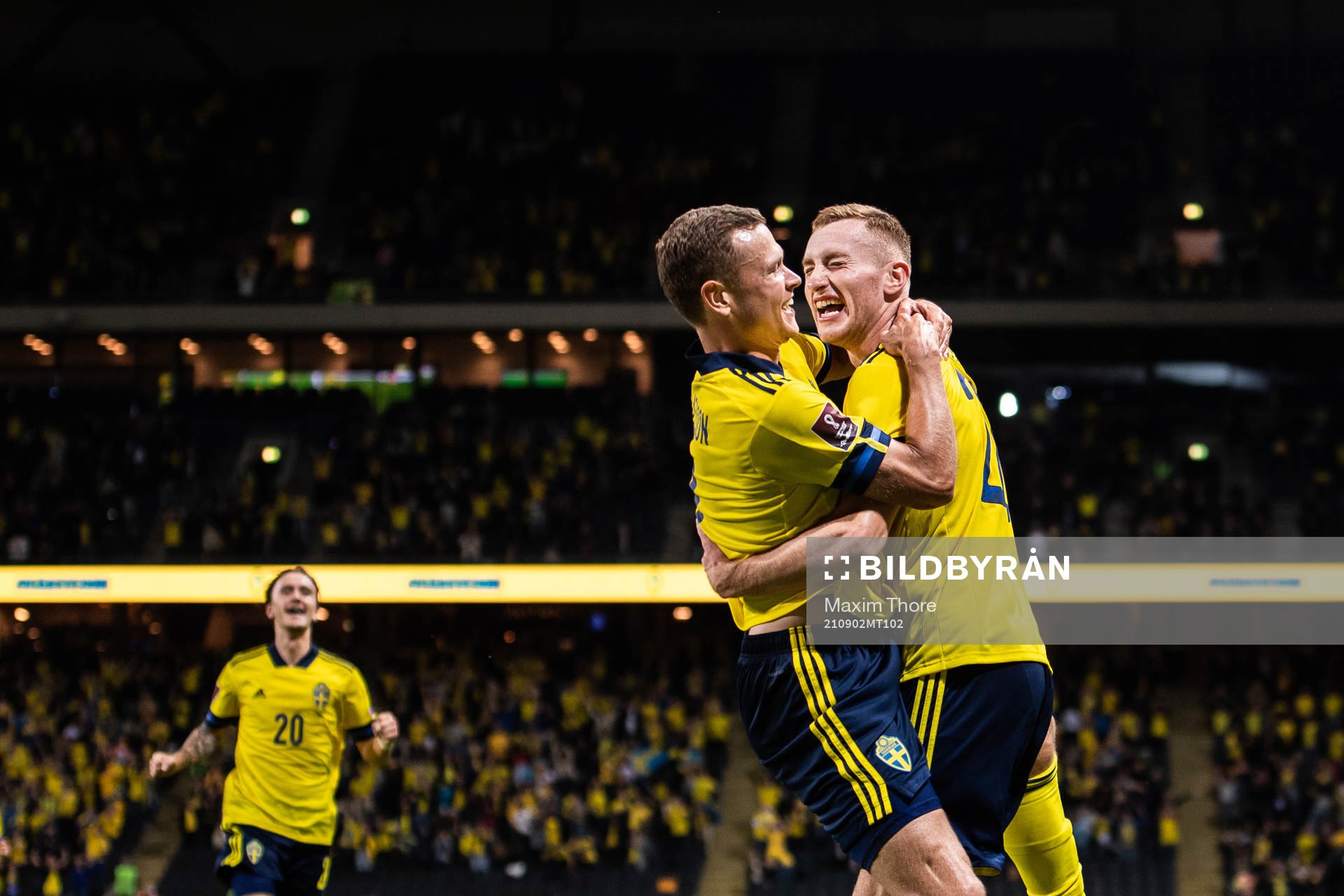 Viktor Claesson of Sweden celebrate with Dejan Kulusevski