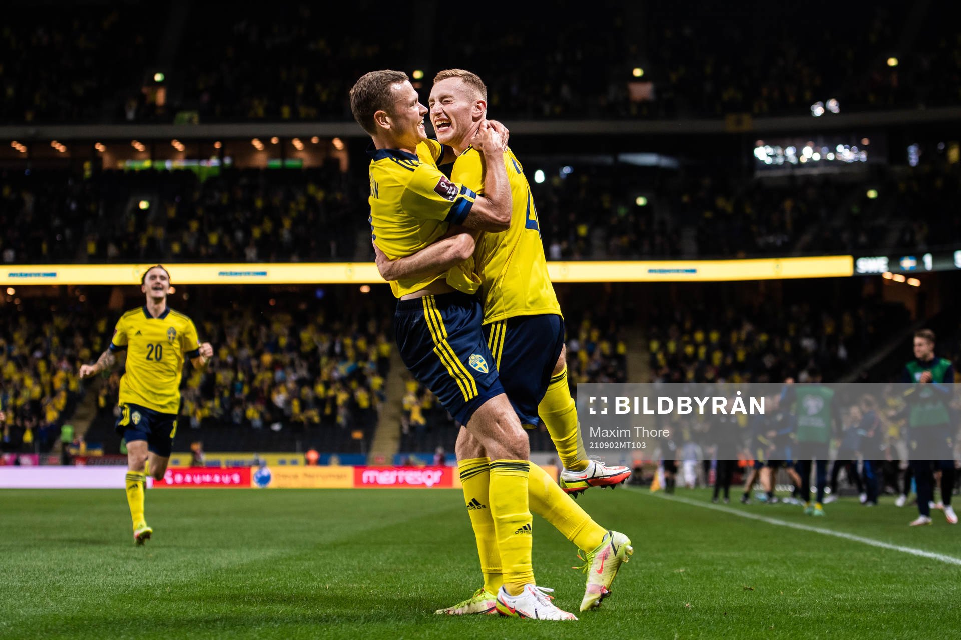 Viktor Claesson of Sweden celebrate with Dejan Kulusevski