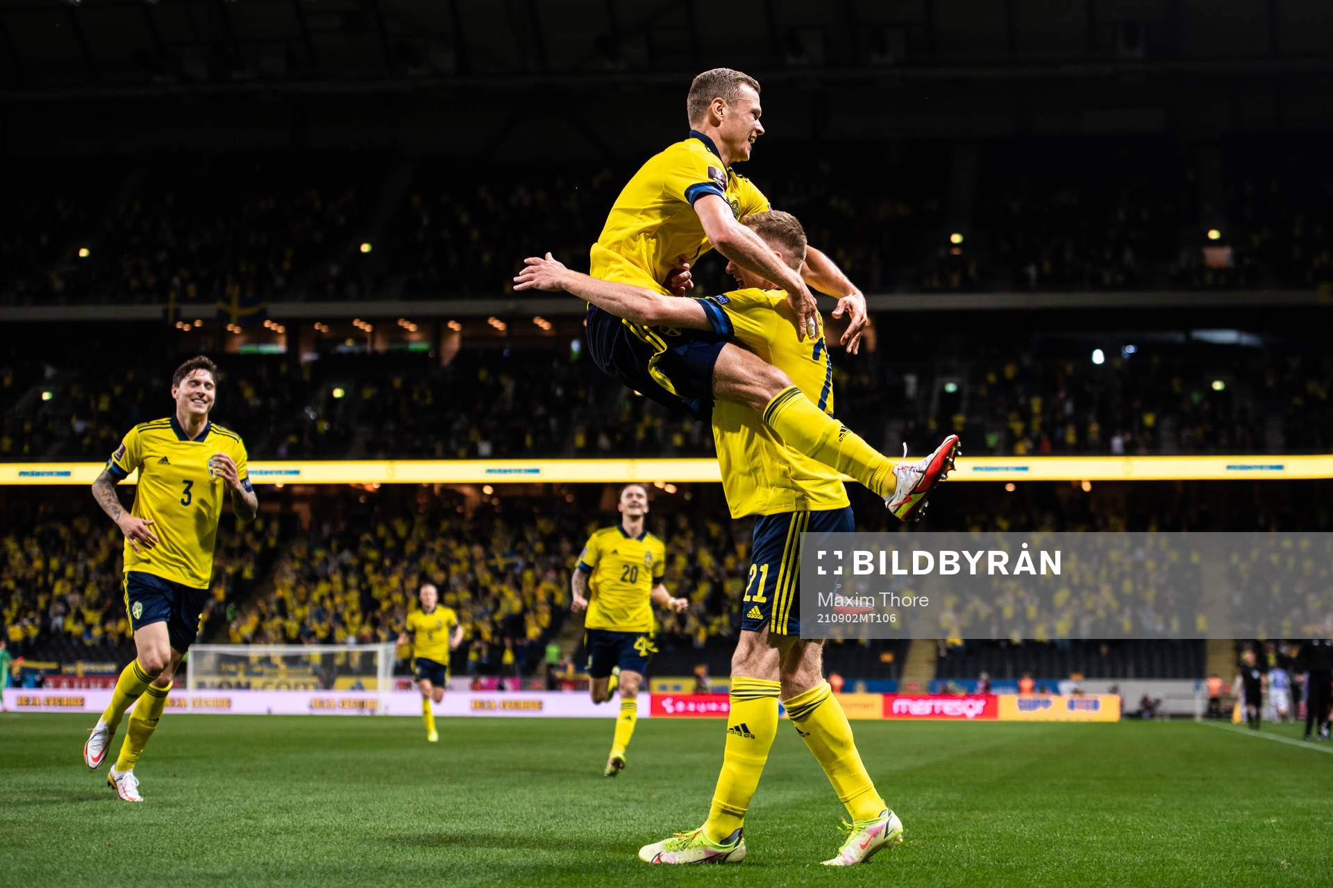 Viktor Claesson of Sweden celebrate with Dejan Kulusevski