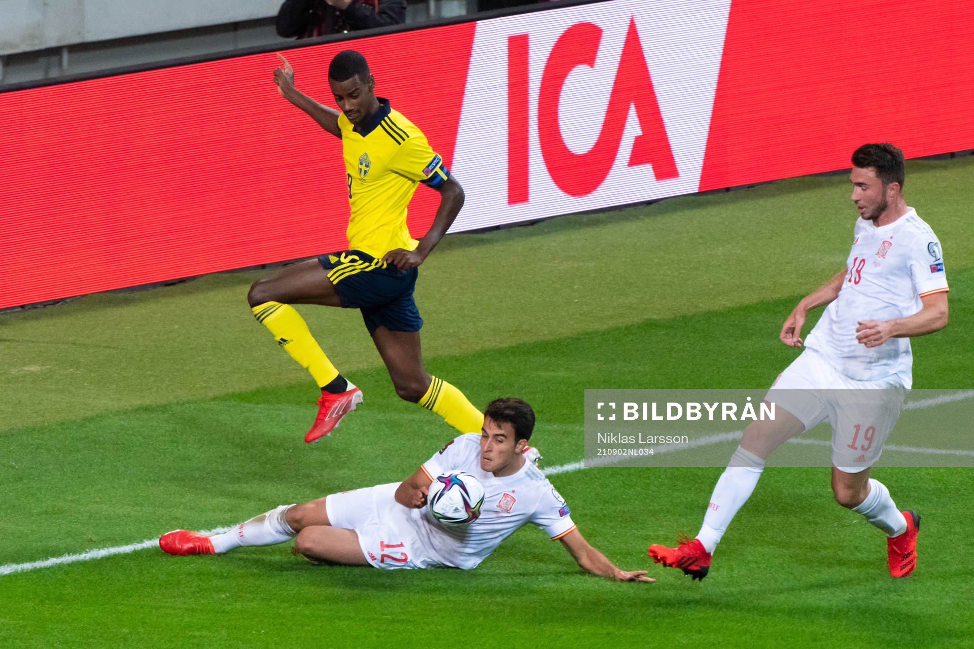 Alexander Isak of Sweden and Eric Garcia of Spain