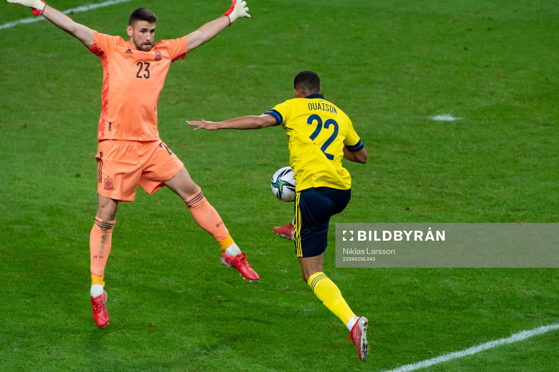 Goalkeeper Unai Simón of Spain against Robin Quaison of