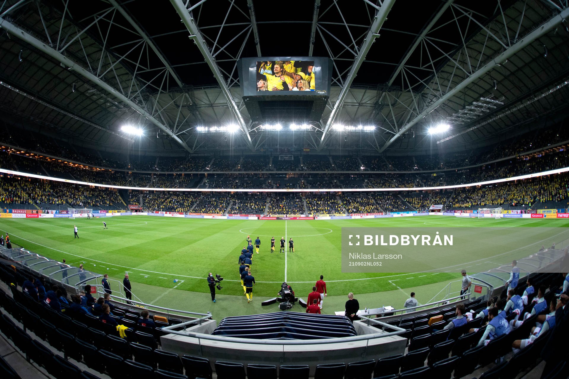 The players enter the pitch
