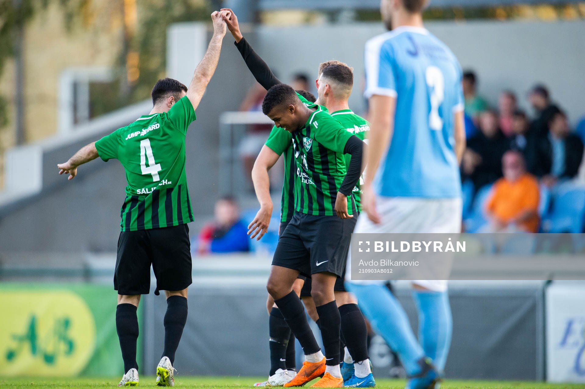 Högaborgs Adam Sreis och Abdi-Nasir Abdalle jublar under fotbollsmatchen i division 3 sydvästra götaland mellan Högaborg och Råå den 3 september 2021 i Helsingborg.