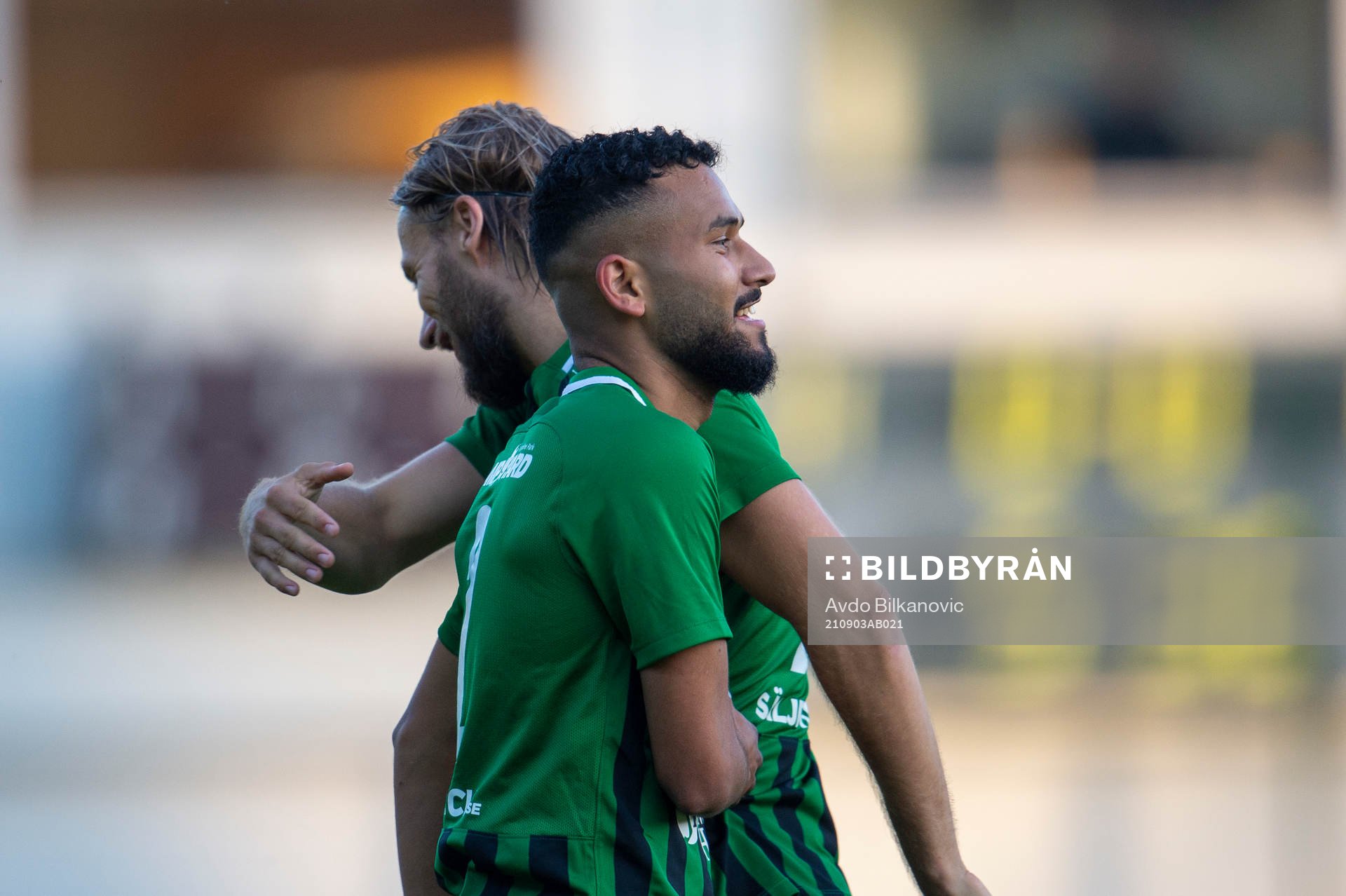 Högaborgs Abdulah Al-Wahilat och Mac Vladimir Grossmann jublar efter 1-0 målet under fotbollsmatchen i division 3 sydvästra götaland mellan Högaborg och Råå den 3 september 2021 i Helsingborg.