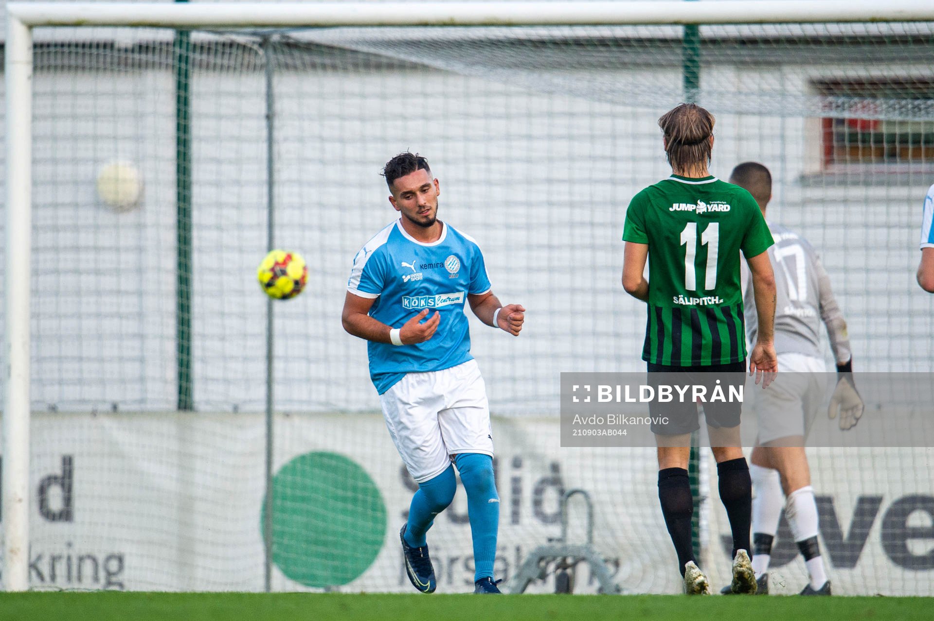 Råås Mohammad Kaawach jublar efter att har gjort mål från straffpunkten under fotbollsmatchen i division 3 sydvästra götaland mellan Högaborg och Råå den 3 september 2021 i Helsingborg.