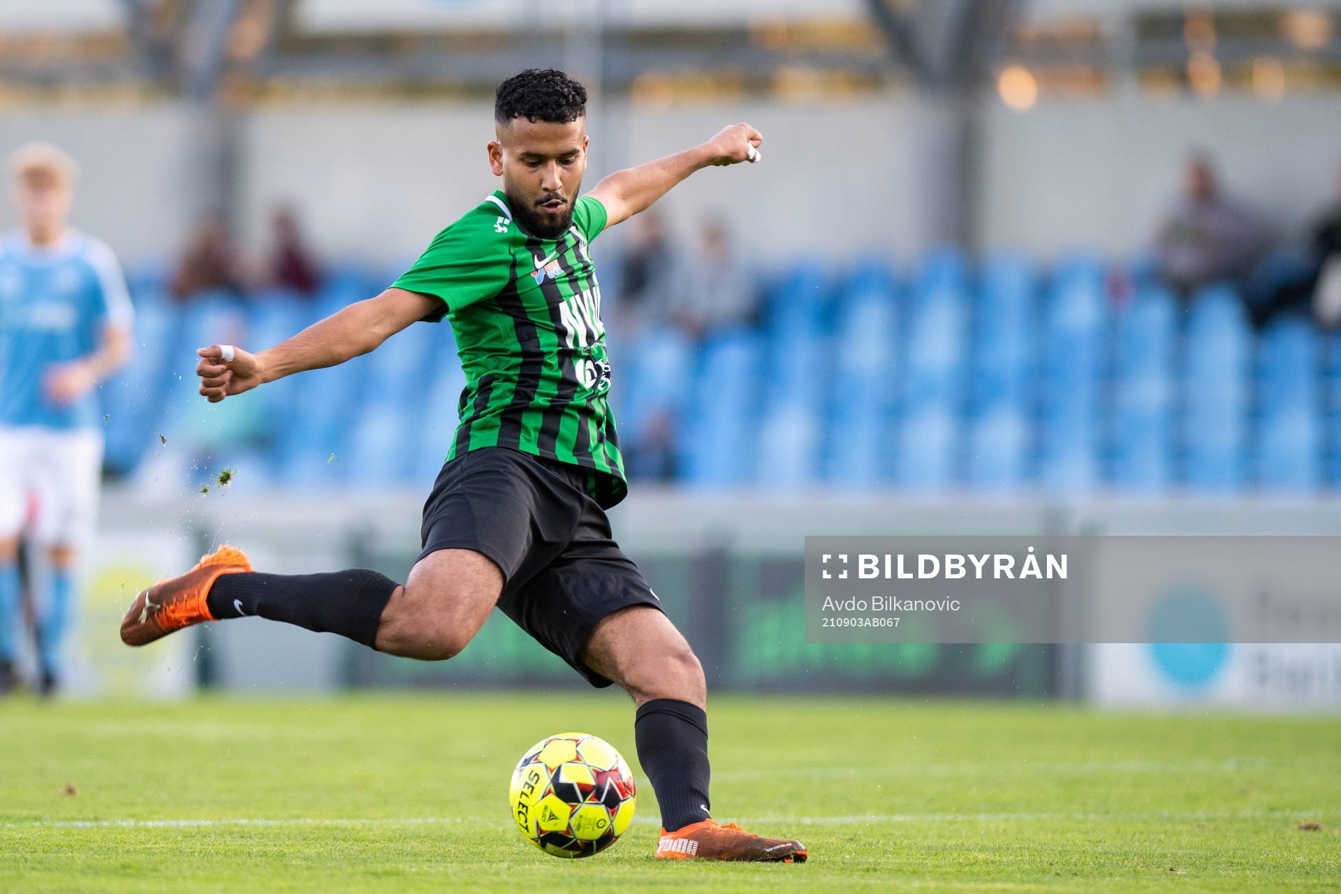 Högaborgs Abdulah Al-Wahilat skjuter in 1-0 målet under fotbollsmatchen i division 3 sydvästra götaland mellan Högaborg och Råå den 3 september 2021 i Helsingborg.