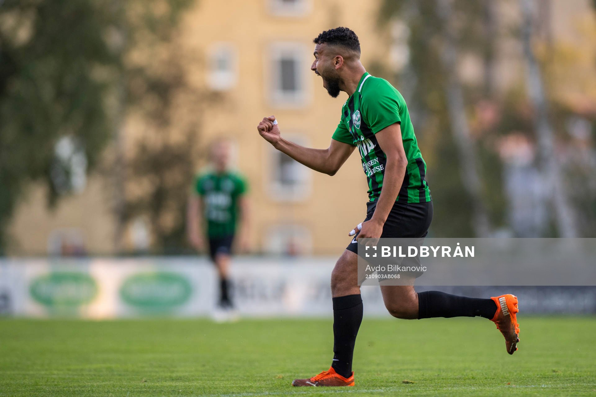 Högaborgs Abdulah Al-Wahilat jublar efter 1-0 målet under fotbollsmatchen i division 3 sydvästra götaland mellan Högaborg och Råå den 3 september 2021 i Helsingborg.