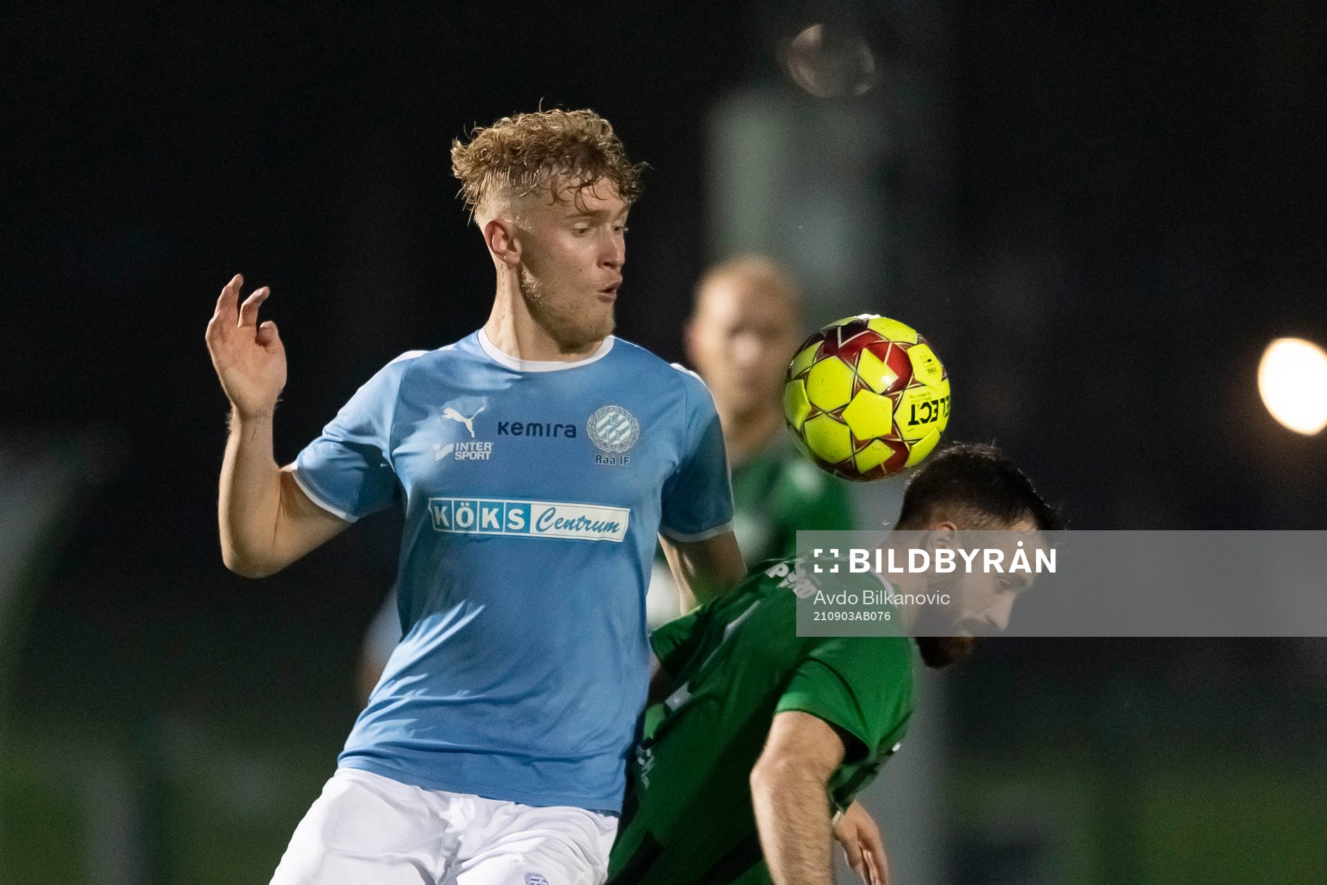 Högaborgs Adam Sreis och Råås Jack Kadanik under fotbollsmatchen i division 3 sydvästra götaland mellan Högaborg och Råå den 3 september 2021 i Helsingborg.
