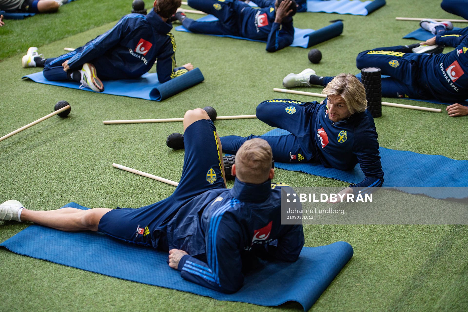Emil Forsberg and goalkeeper Robin Olsen of the Swedish