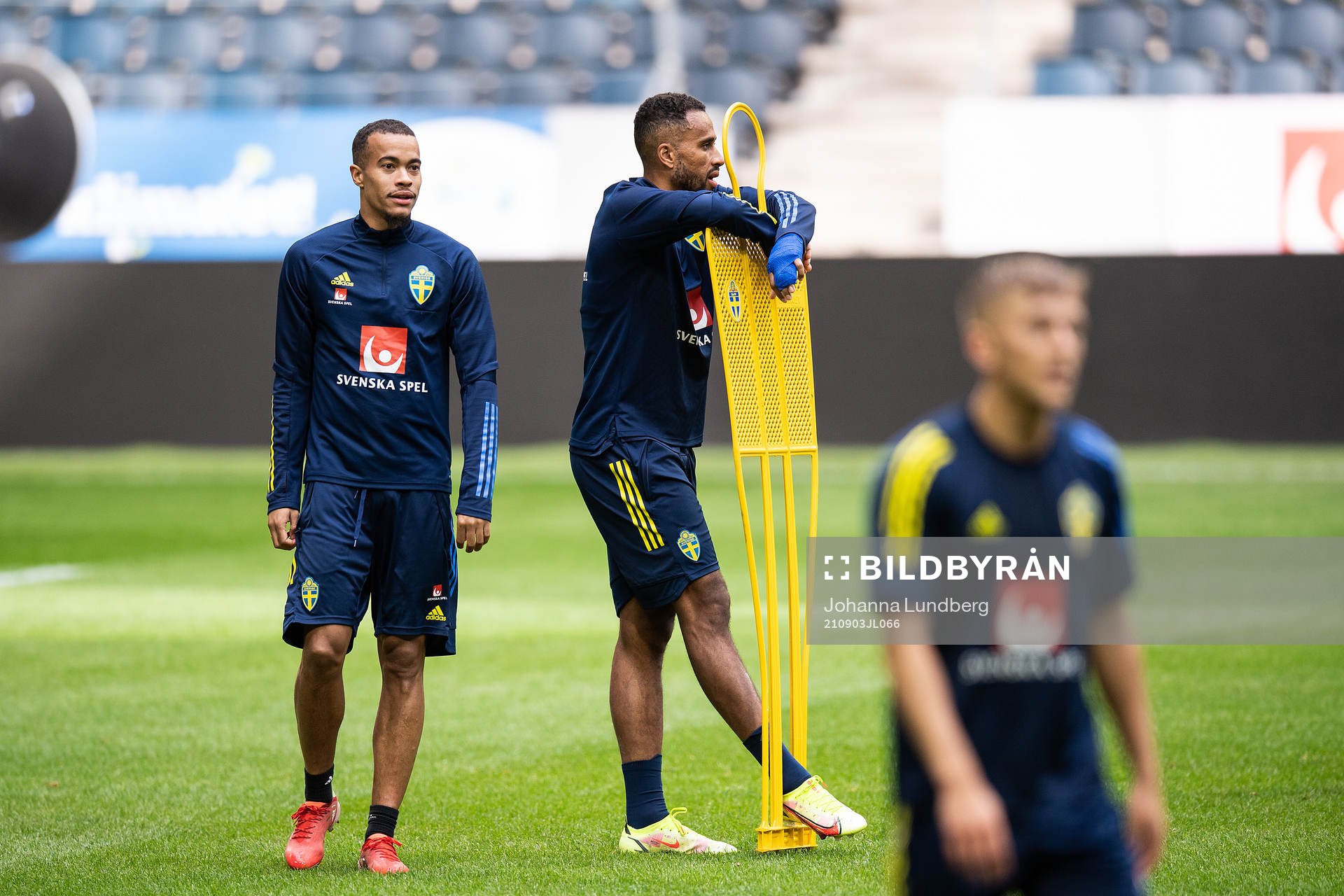 Robin Quaison and Isaac Kiese-Thelin of the Swedish