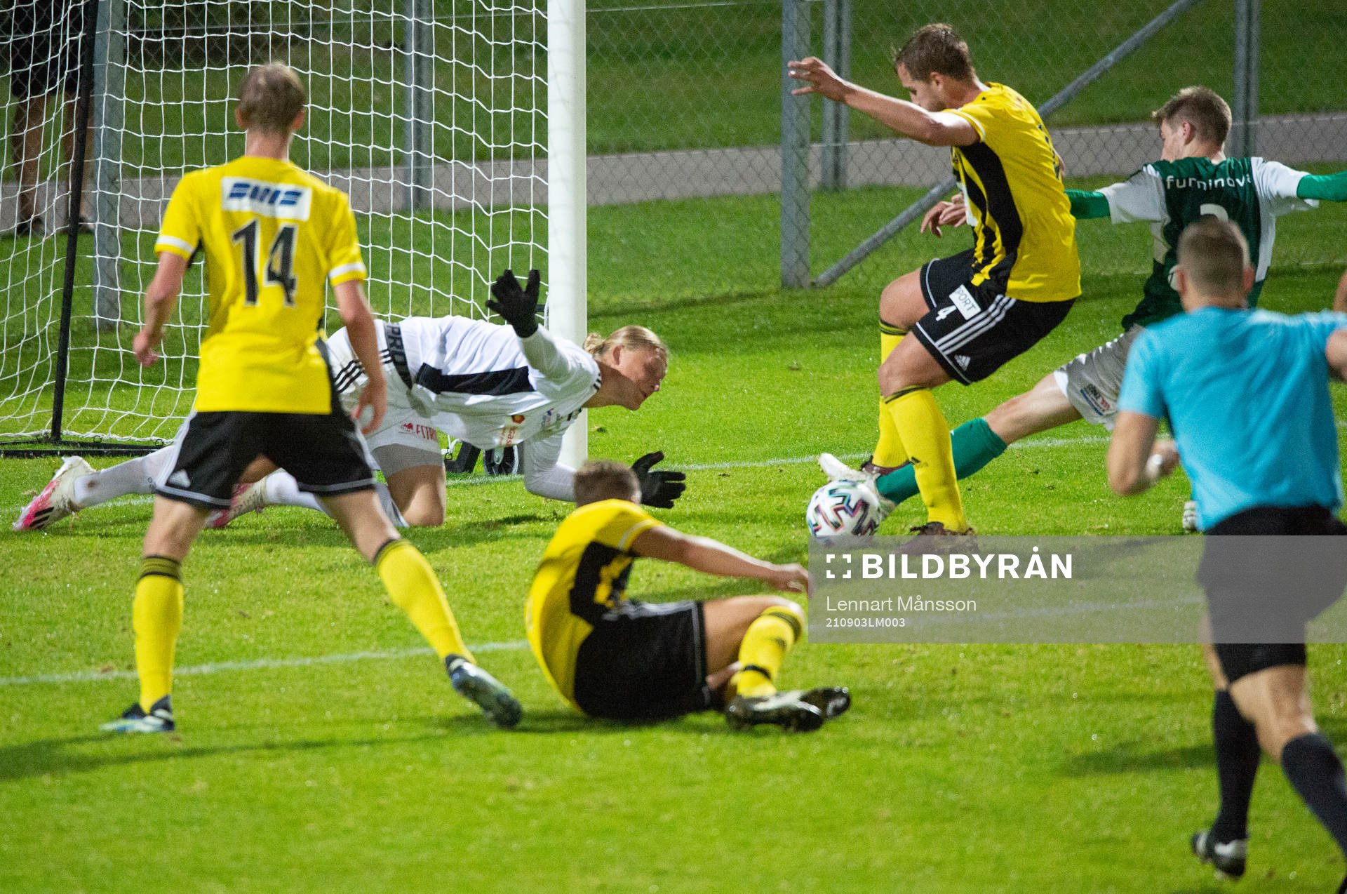 IFK Hässleholms  målvakt Carl Lundahl Persson i matchen i