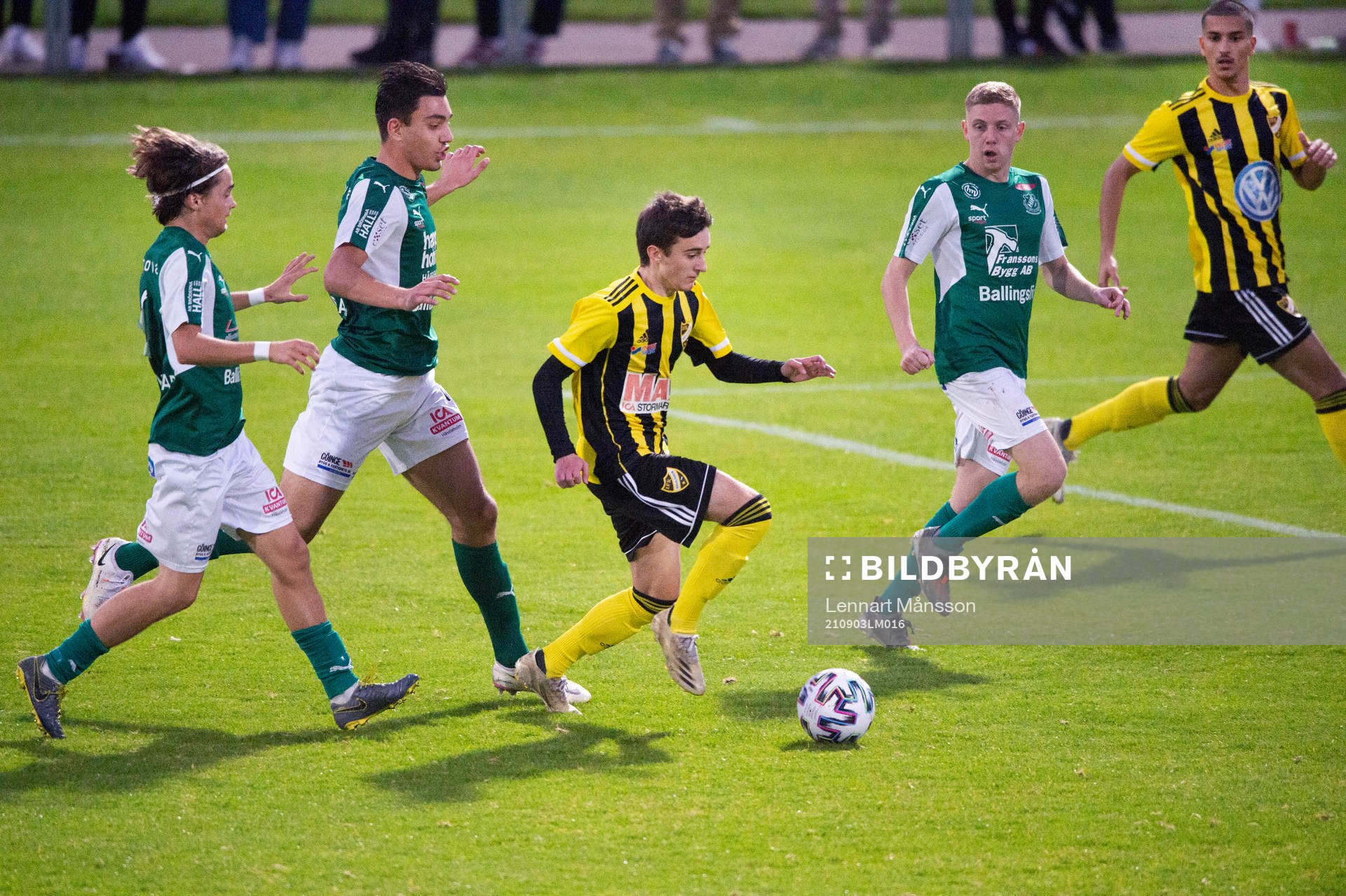 IFK Hässleholms Armin Culum lurar tre motståndare i