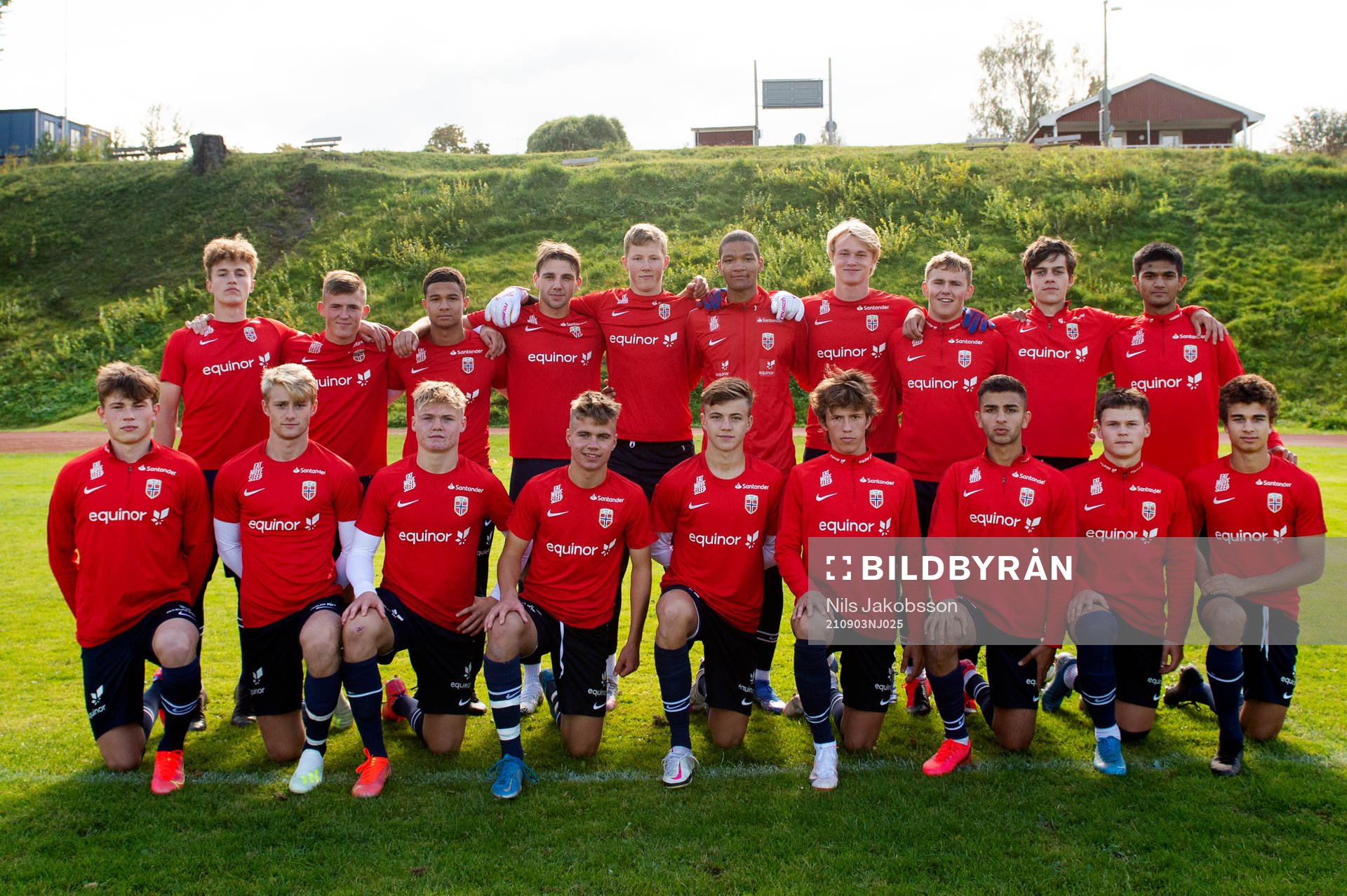 Oskar Sivertsen, Syver Aas, Jacob Dicko Eng, Niklas Ødegård, Magnus Rugland Ree, Alwande Roaldsøy, Viktor Engh, Sebastian Stokke, Magnus Riisnæs, Dylan Murugesapillai. Front roe: Nikolai Hopland, Markus Welinder, Erik Flataker, Vetle Walle Egeli, Johan Bakke, Niklas Wassberg, Moutaz Ali Alzubi, Jesper Robertsen, Henrik Skogvold. Norwegian national football team u17 during a training session on September 3, 2021 in Kovland.