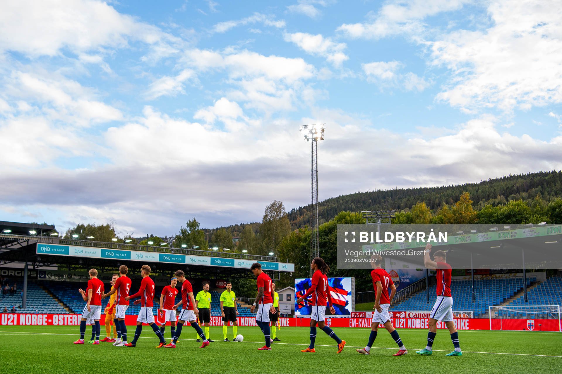 Noah Holm, Robin Dahl Østrøm and the players of Norway