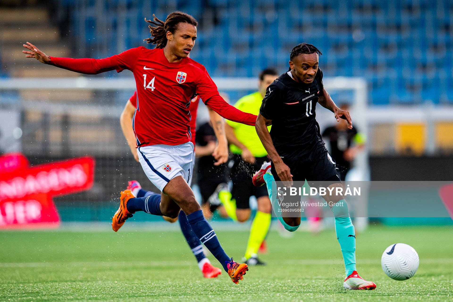 Robin Dahl Østrøm of Norway and Thierno Ballo of Austria