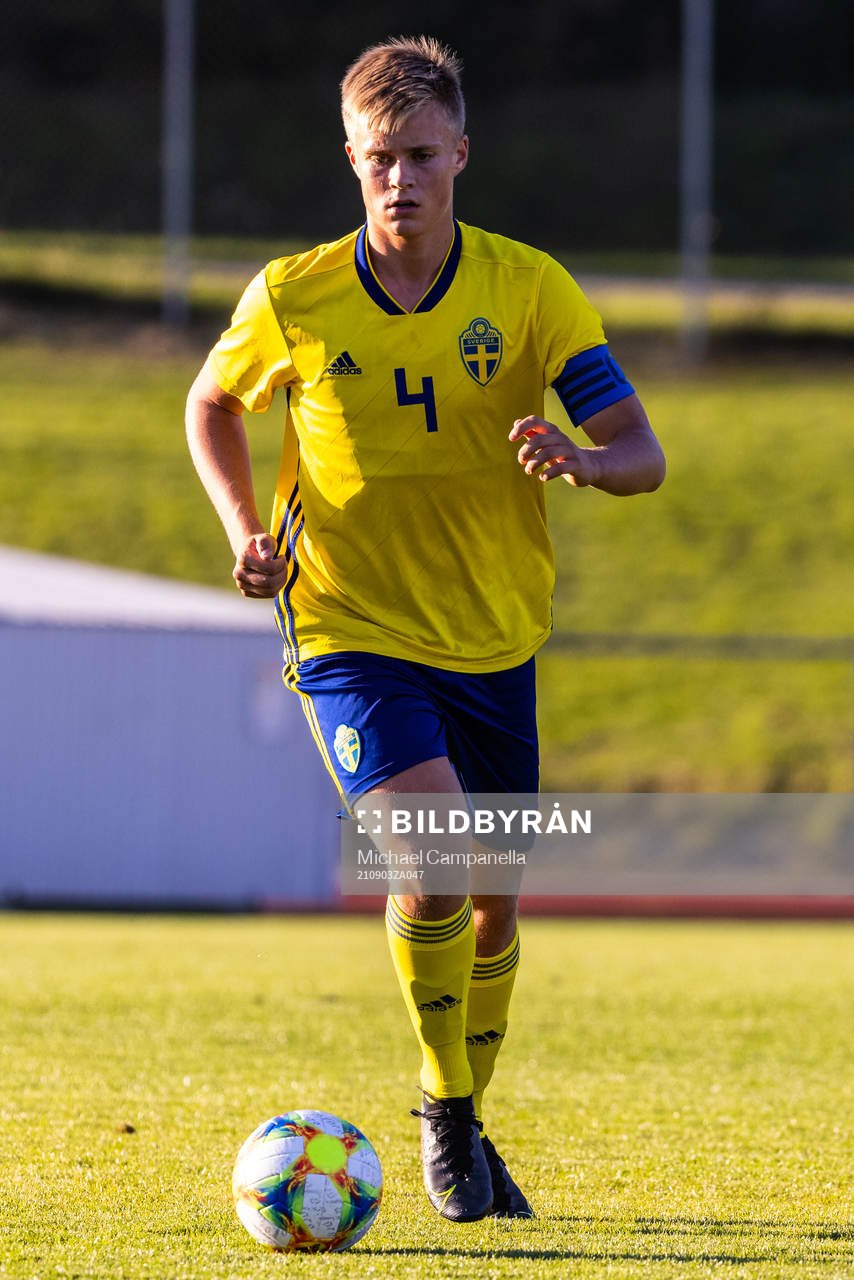 Sveriges Edvin Tellgren under P16 landskampen i fotboll mellan Sverige och Schweiz den 3 september 2021 i Kungsängen. 
