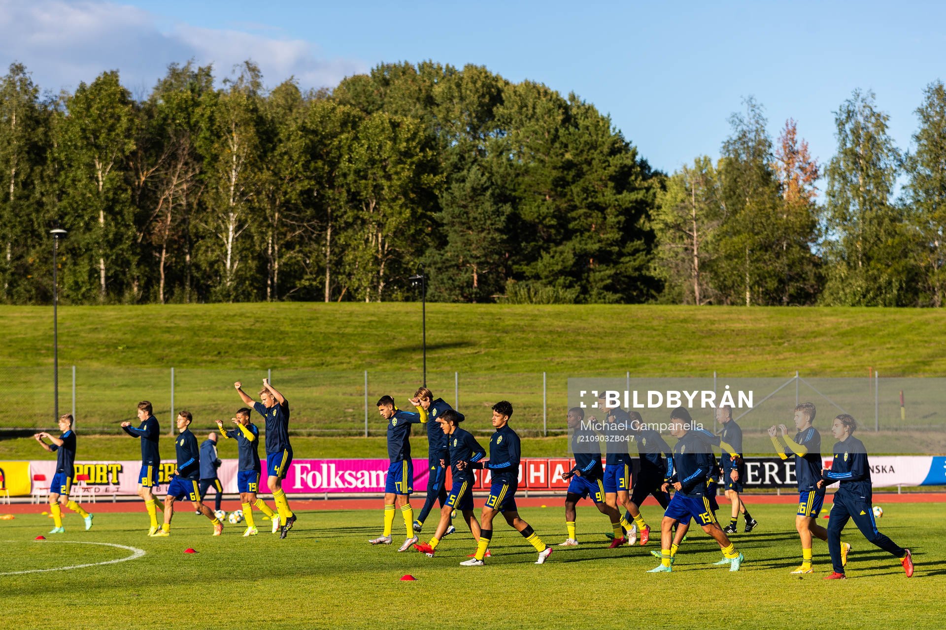 Sveriges trupp uppvärmning under P16 landskampen i fotboll mellan Sverige och Schweiz den 3 september 2021 i Kungsängen. 