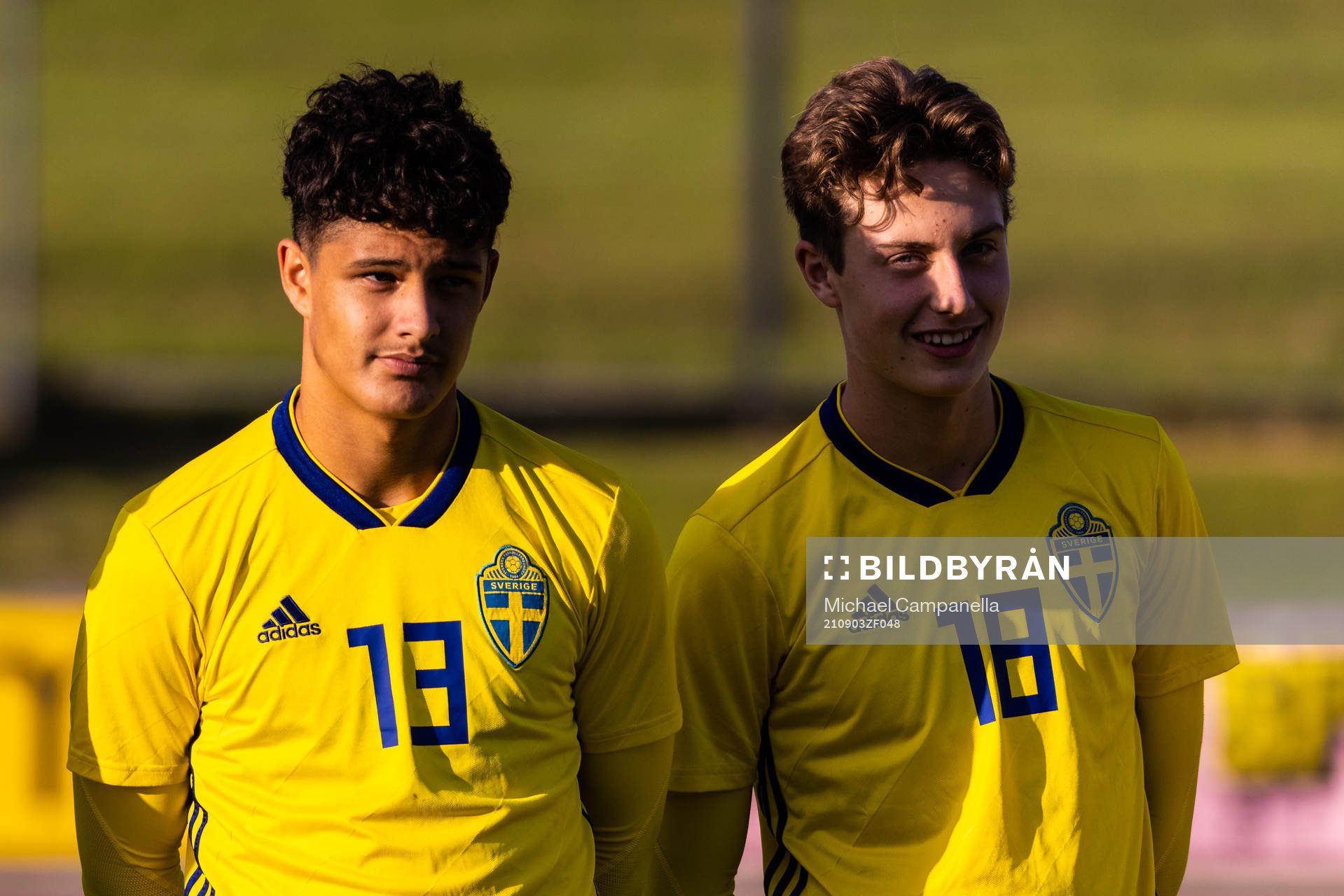 Sveriges André Alvarez Perez och Malte Wester under P16 landskampen i fotboll mellan Sverige och Schweiz den 3 september 2021 i Kungsängen.