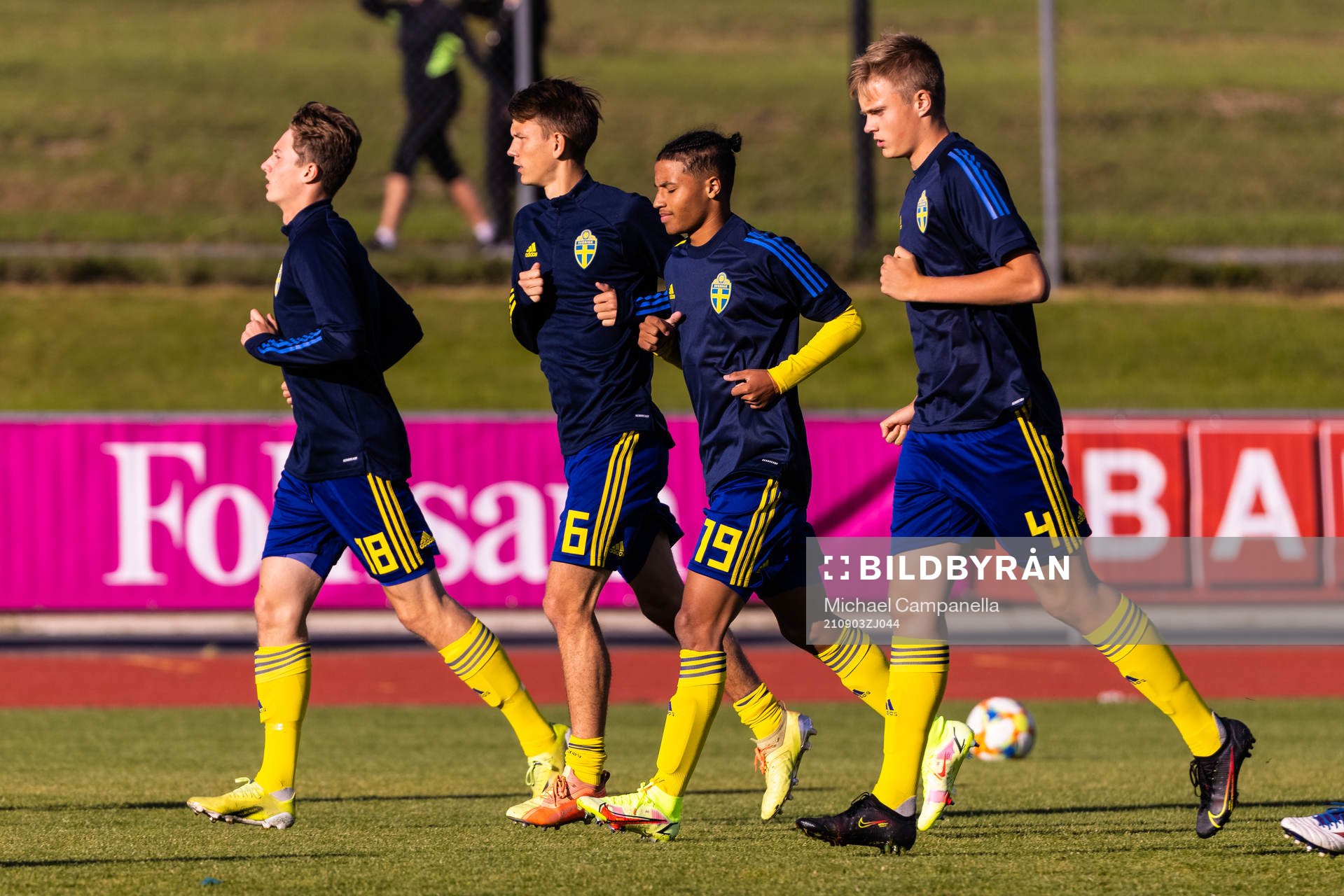 Sveriges Malte Wester, Kazper Karlsson, Momodou Lamin Sonko, och Edvin Tellgren värmer upp under P16 landskampen i fotboll mellan Sverige och Schweiz den 3 september 2021 i Kungsängen.