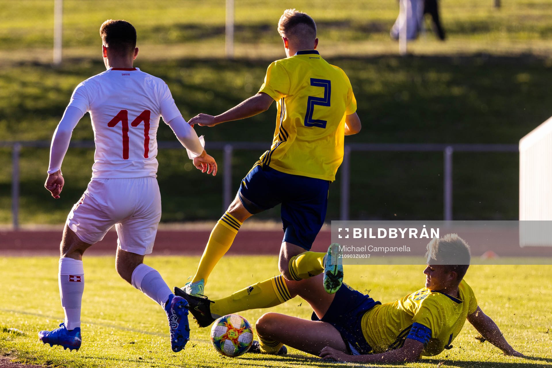 Sveriges Gottfrid Rapp och Edvin Tellgren mot Schweiz:s Hugo Parra under P16 landskampen i fotboll mellan Sverige och Schweiz den 3 september 2021 i Kungsängen.