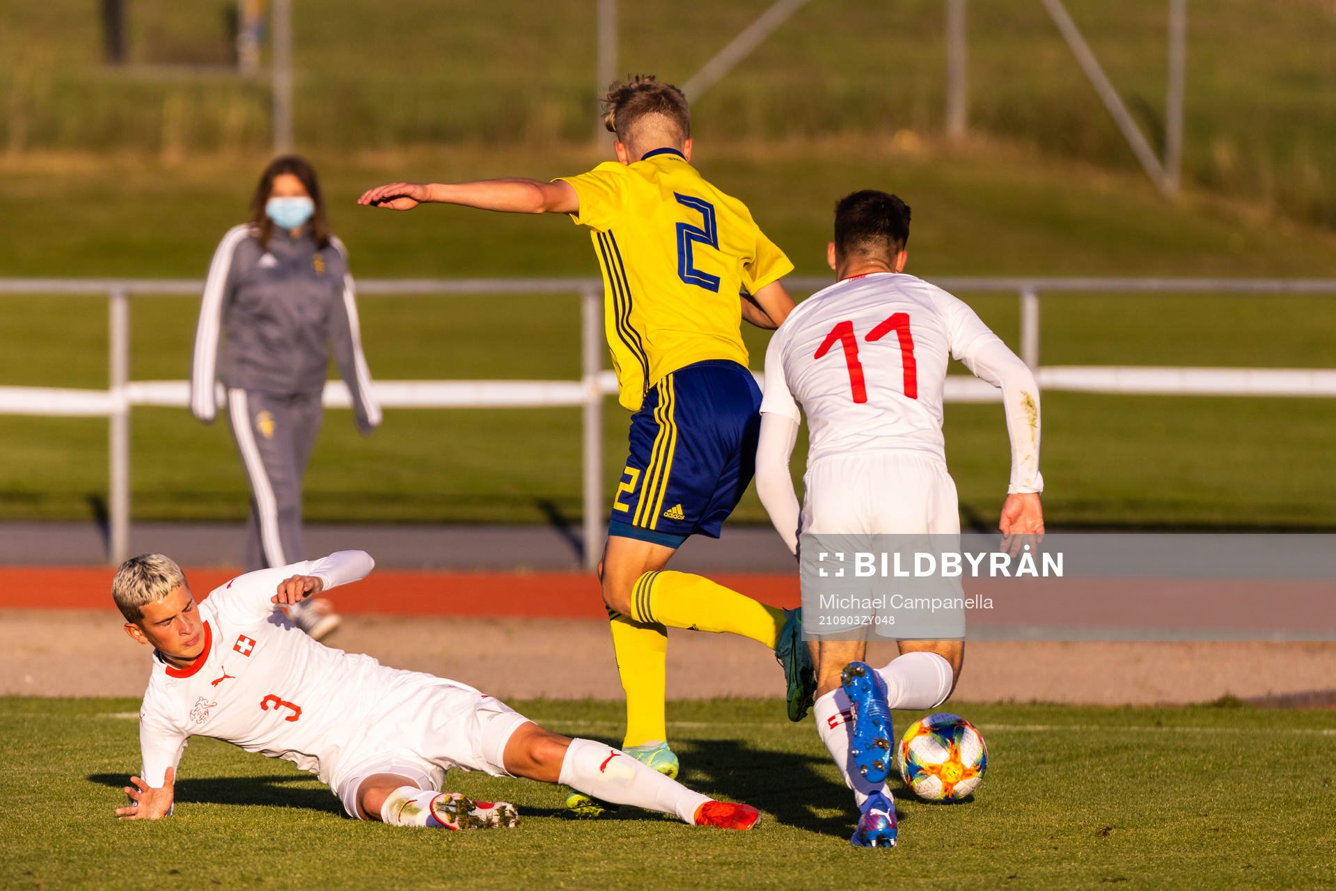 Schweizs Erion Salihu och Hugo Parra mot Sverige:s Gottfrid Rapp under P16 landskampen i fotboll mellan Sverige och Schweiz den 3 september 2021 i Kungsängen.