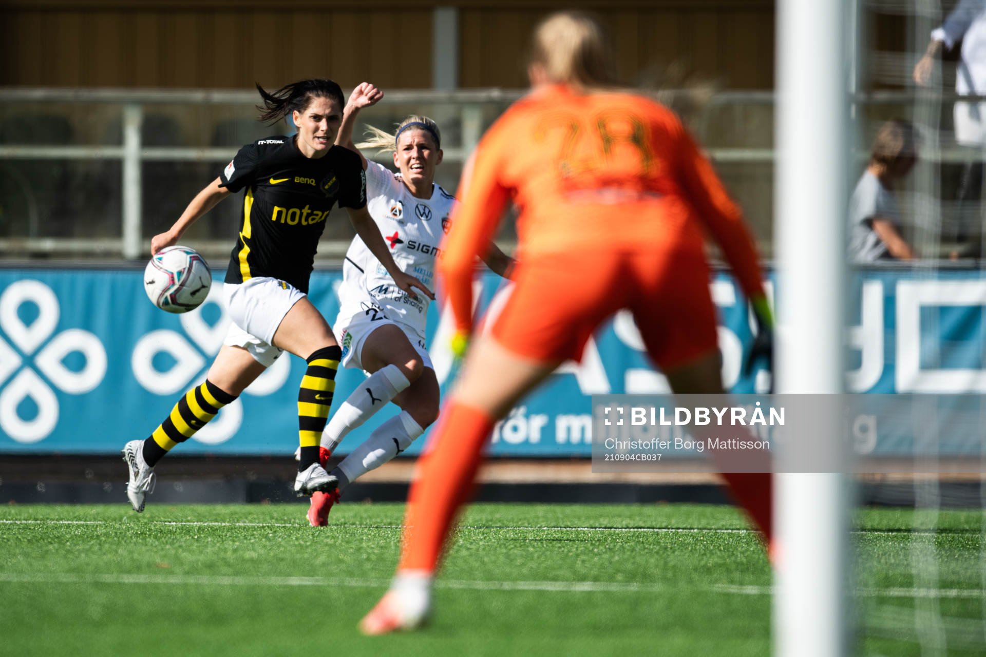 s Linda Hallin och Rosengårds Olivia Schough
