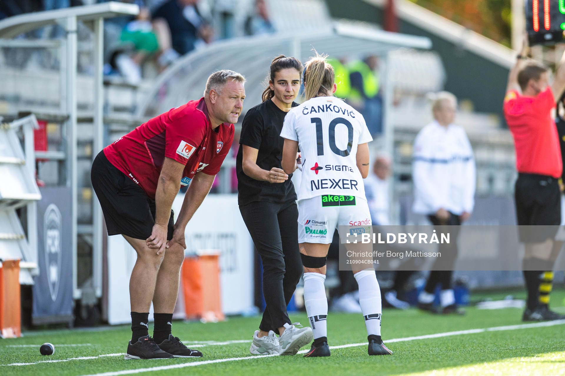 Rosengårds assisterande tränare Patrick Winqvist, tränare Renee Slegers och Jelena Cankovic under fotbollsmatchen i Damallsvenskan mellan FC Rosengård och AIK den 4 september 2021 i Malmö.