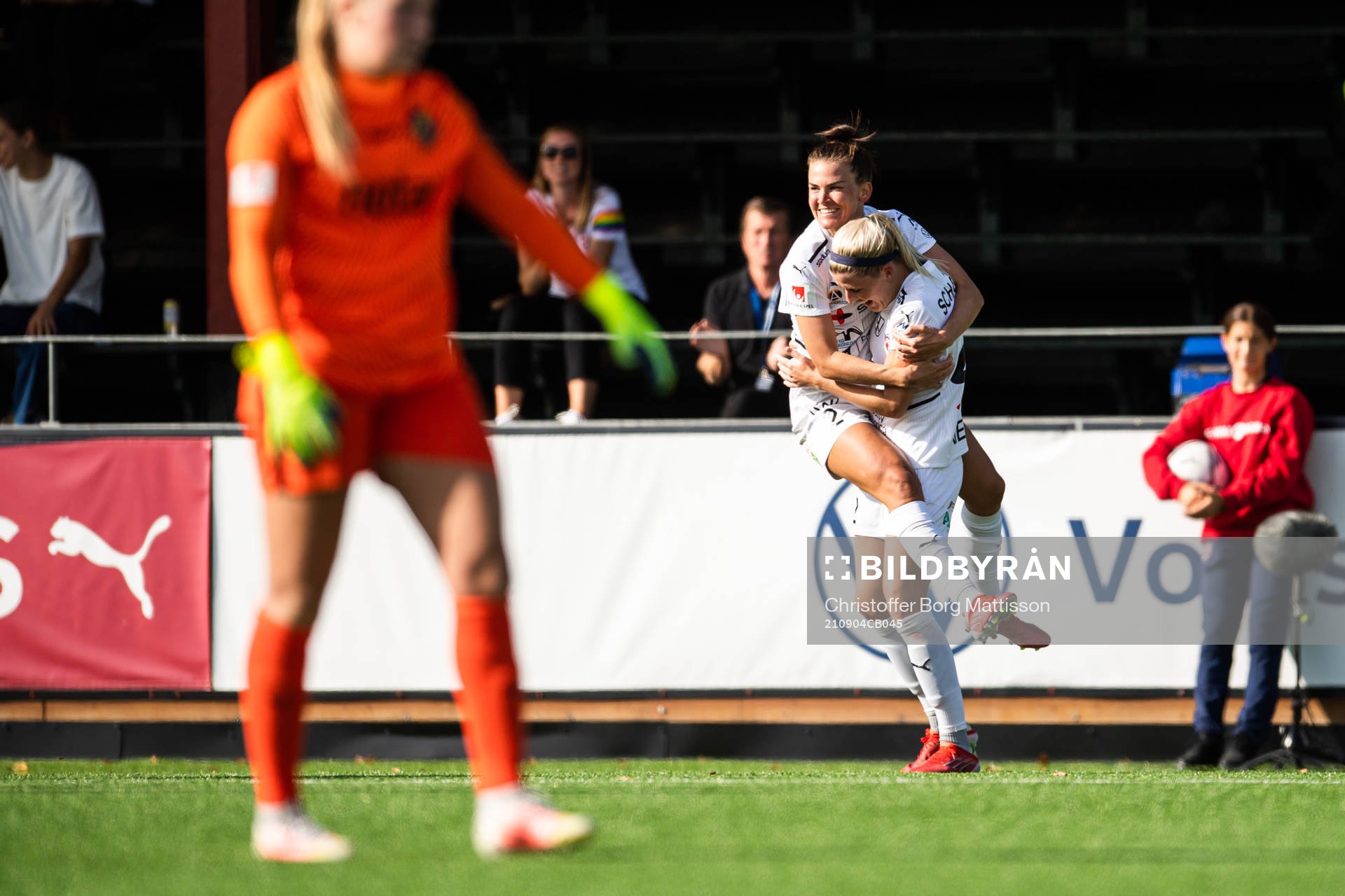 Rosengårds Katrine Veje och Olivia Schough jublar efter 3-0 under fotbollsmatchen i Damallsvenskan mellan FC Rosengård och AIK den 4 september 2021 i Malmö.