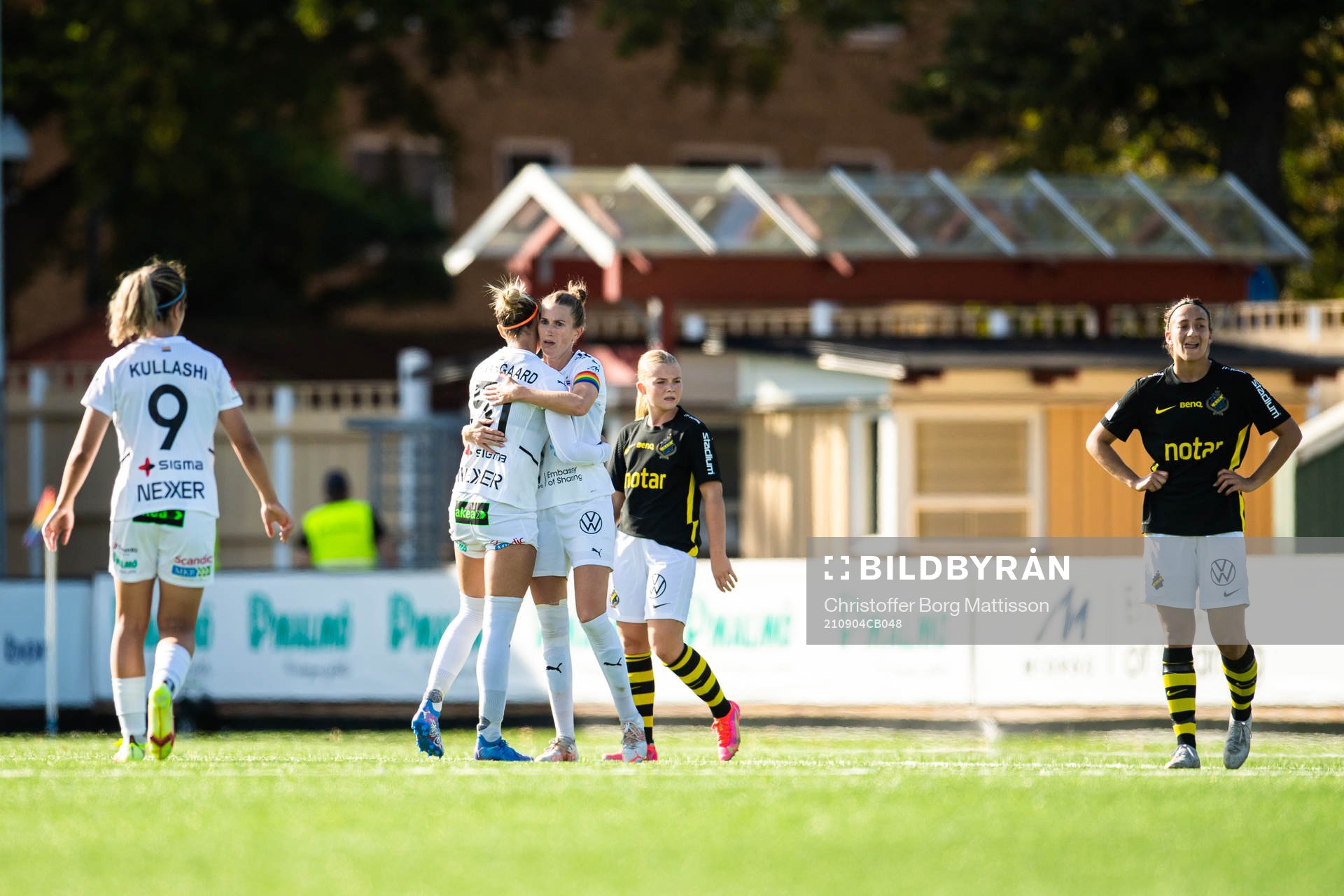 Rosengårds Sanne Troelsgaard och Emma Berglund jublar efter fotbollsmatchen i Damallsvenskan mellan FC Rosengård och AIK den 4 september 2021 i Malmö.