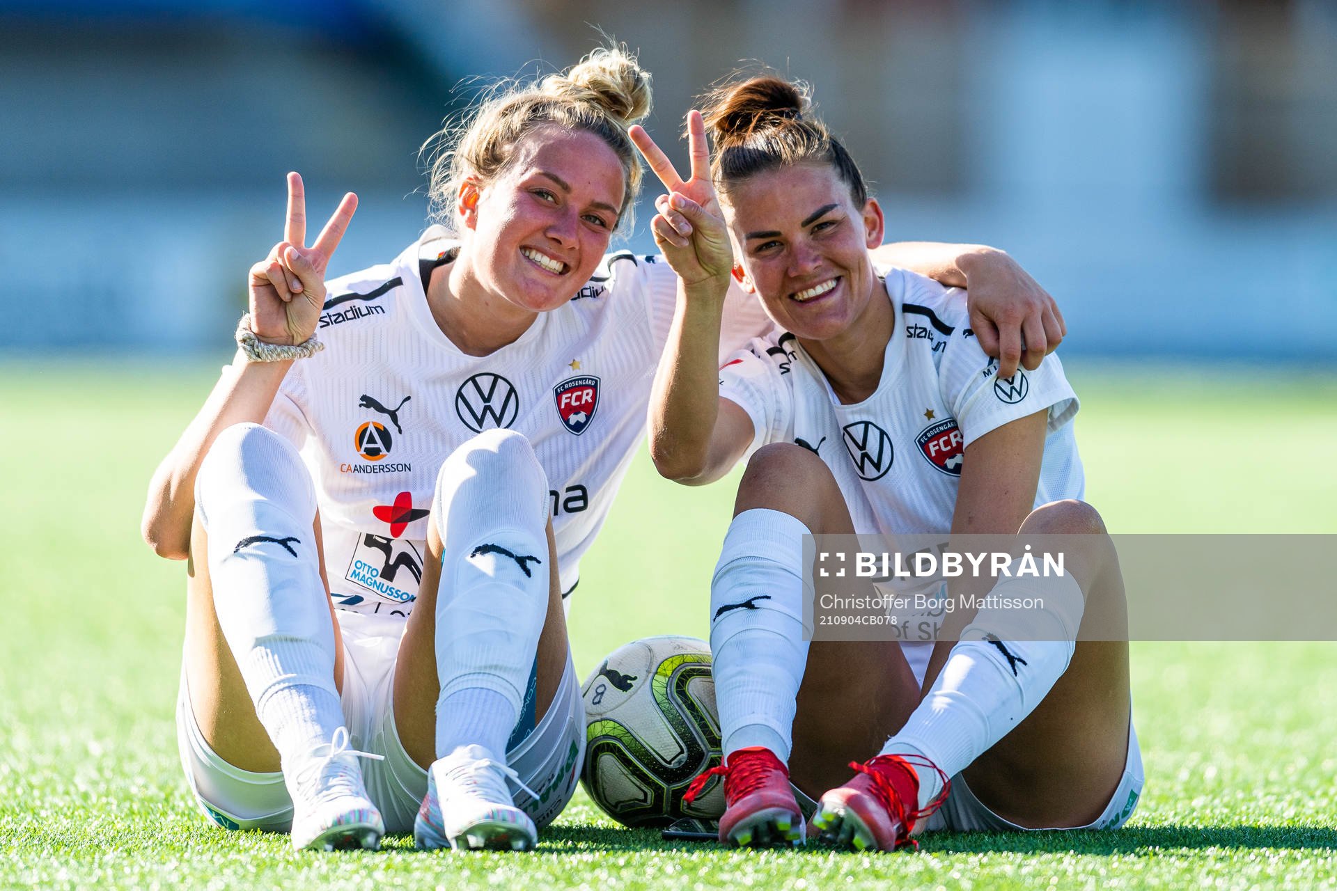 Rosengårds Stefanie Sanders och Katrine Veje jublar efter fotbollsmatchen i Damallsvenskan mellan FC Rosengård och AIK den 4 september 2021 i Malmö.