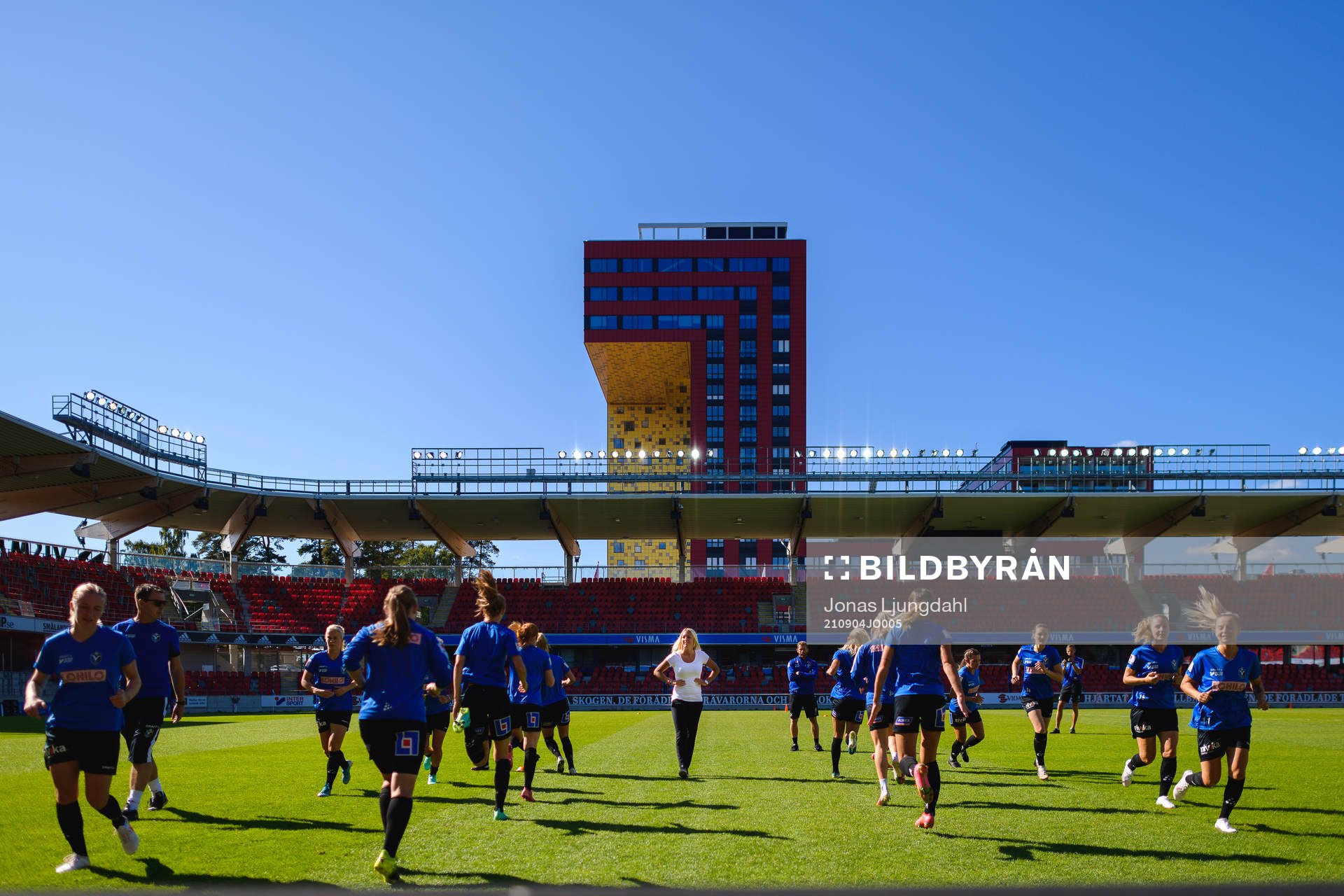 Växjös tränare Maria Nilsson under uppvärmningen före fotbollsmatchen i Damallsvenskan mellan Växjö och Örebro den 4 september 2021 i Växjö.