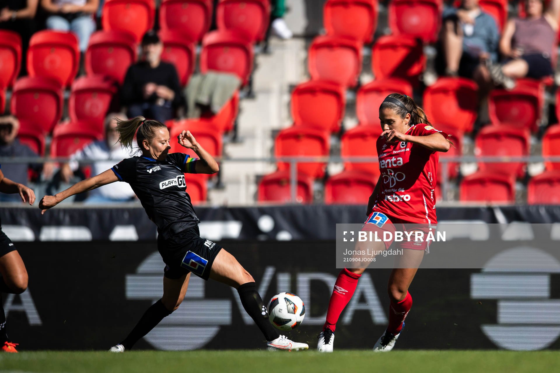 Växjös Emmi Alanen och Örebros Carly Wickenheiser