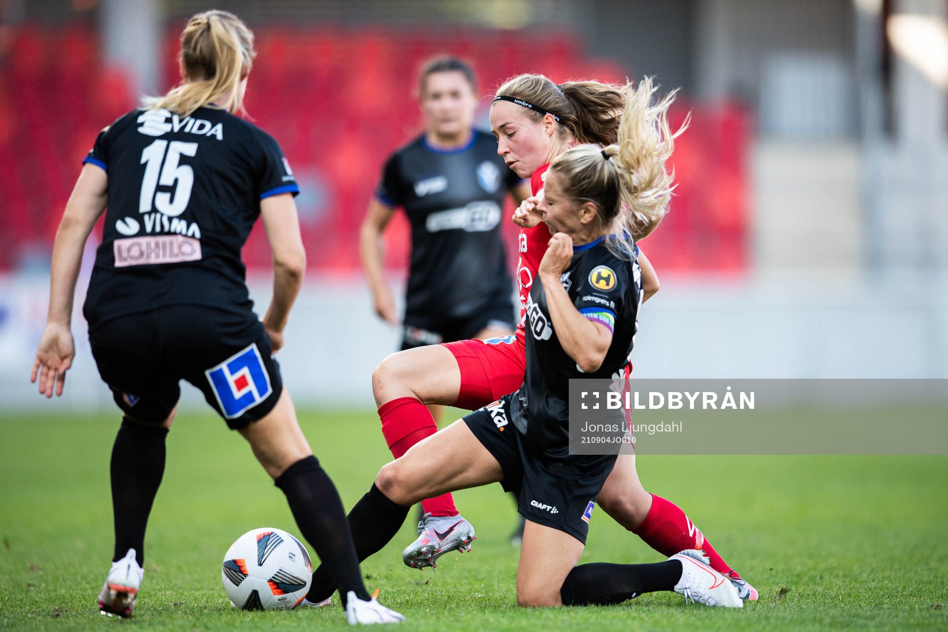 Örebros Heidi Kollanen och Växjös Emmi Alanen