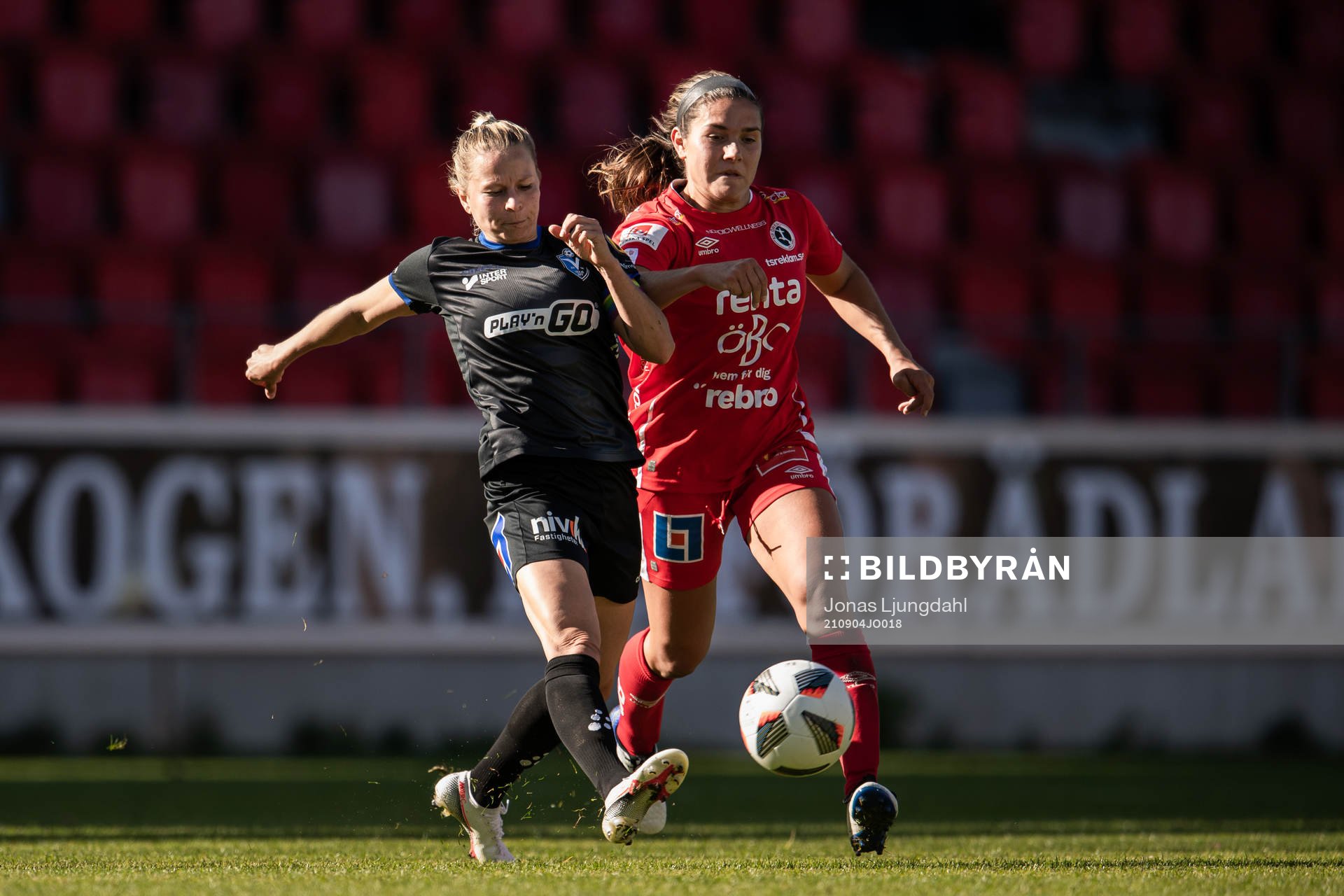 Växjös Emmi Alanen och Örebros Carly Wickenheiser