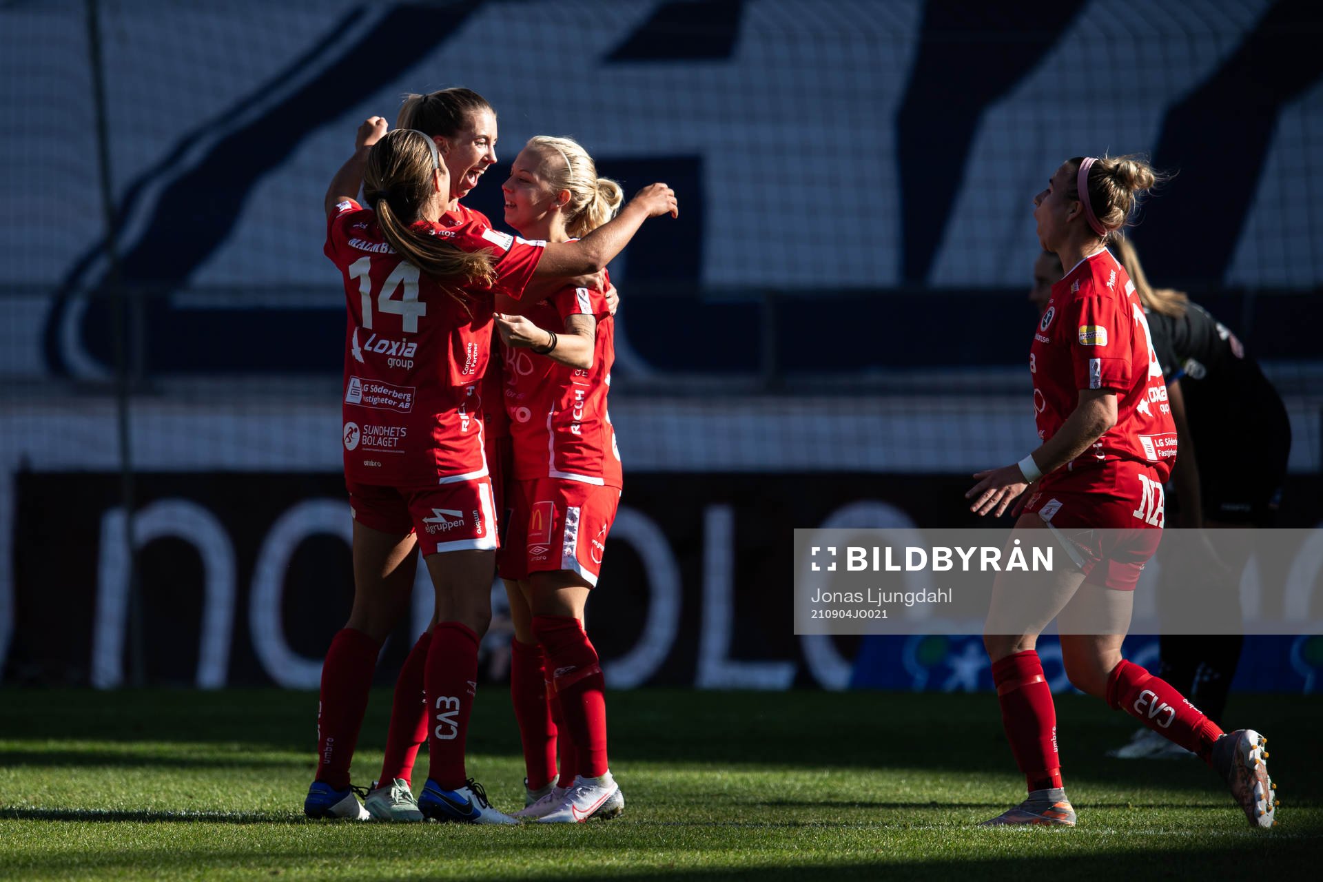 Örebros spelare jublar efter 0-1 under fotbollsmatchen i Damallsvenskan mellan Växjö och Örebro den 4 september 2021 i Växjö. 