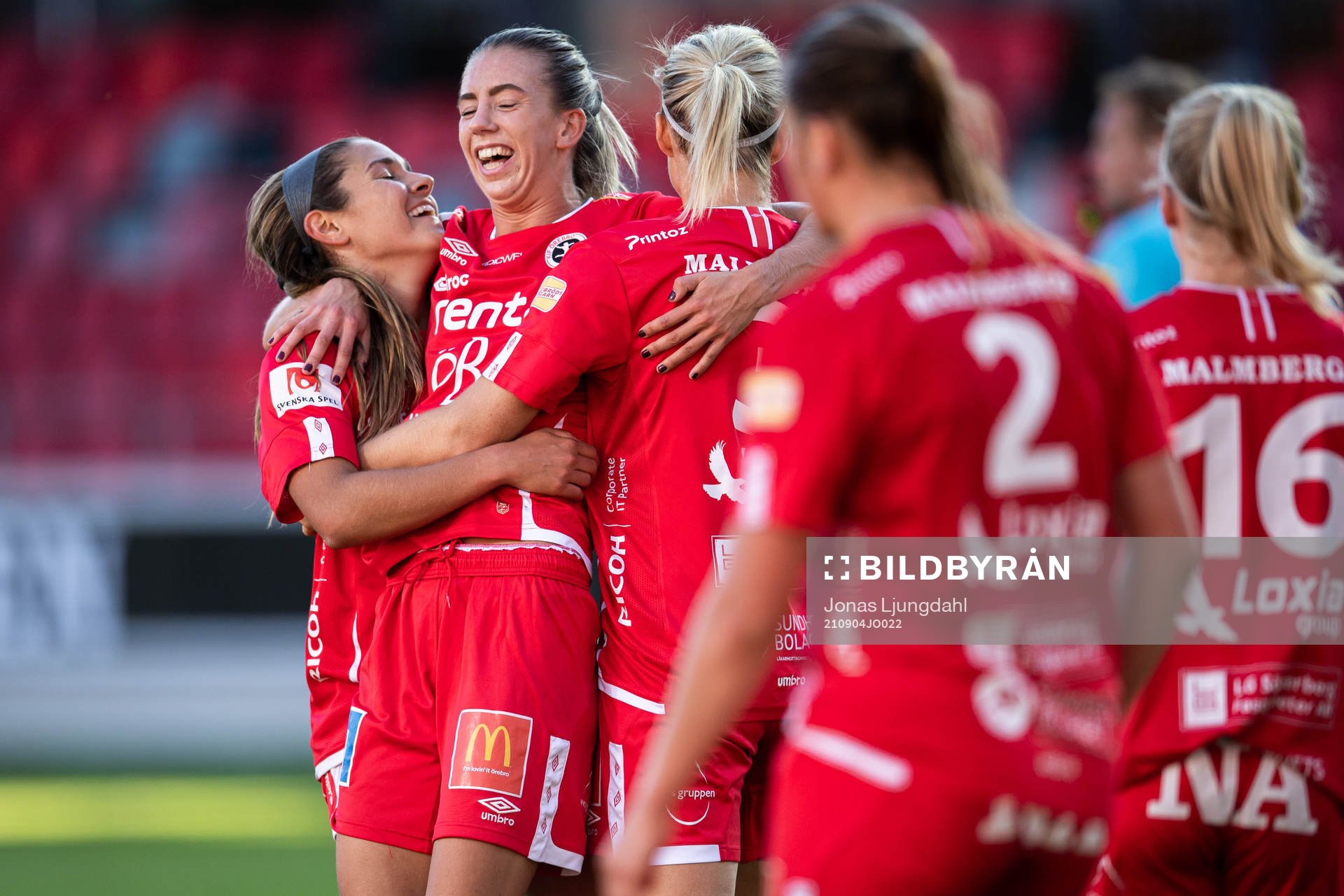 Örebros Carly Wickenheiser och Wilma Öhman jublar