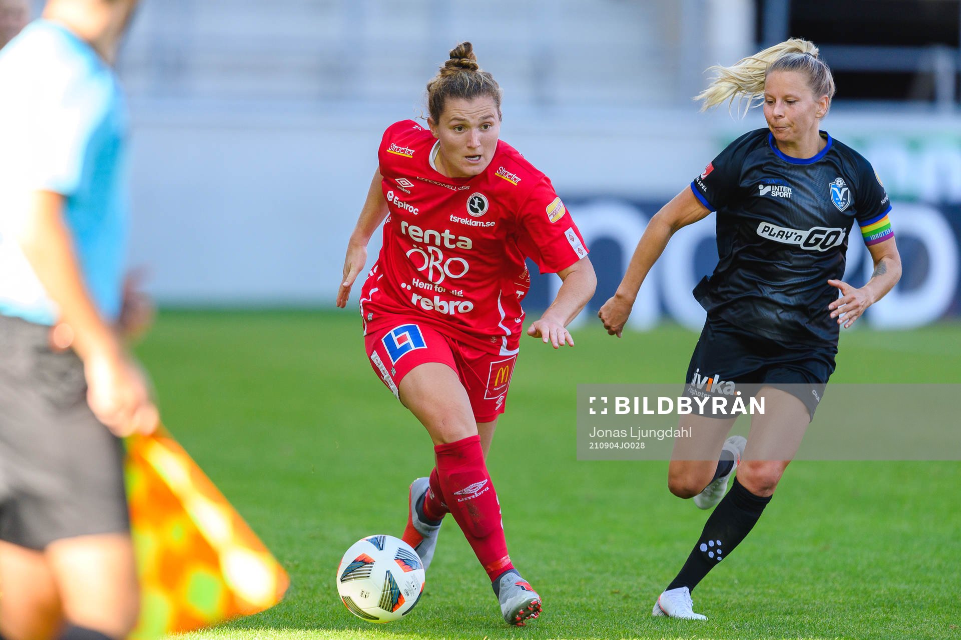 Örebros Jessie Scarpa och Växjös Emmi Alanen under fotbollsmatchen i Damallsvenskan mellan Växjö och Örebro den 4 september 2021 i Växjö. 