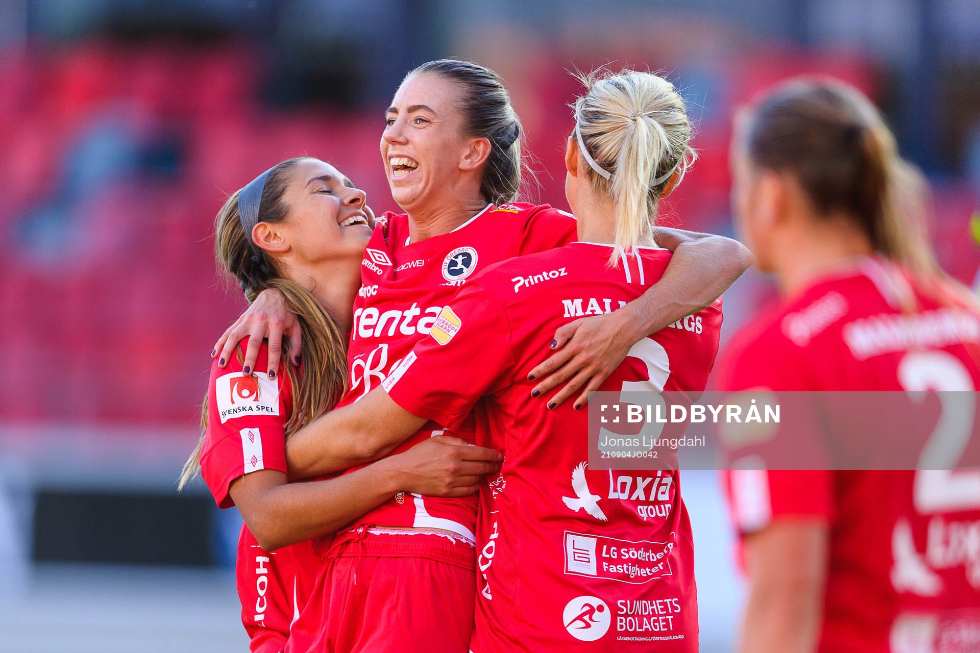 Örebros Wilma Öhman jublar med Carly Wickenheiser och