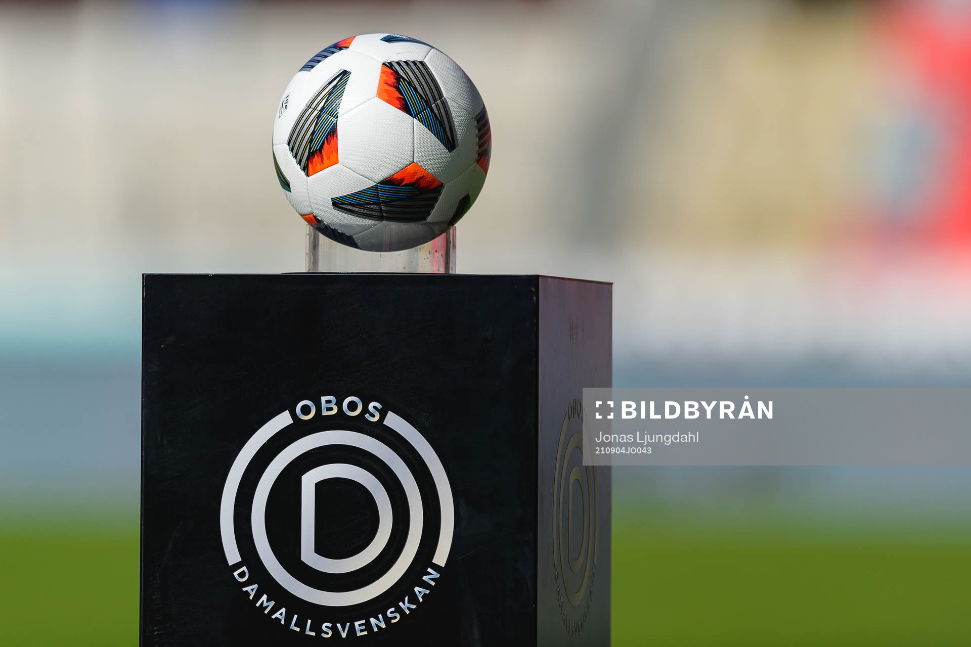 Matchboll före fotbollsmatchen i Damallsvenskan mellan