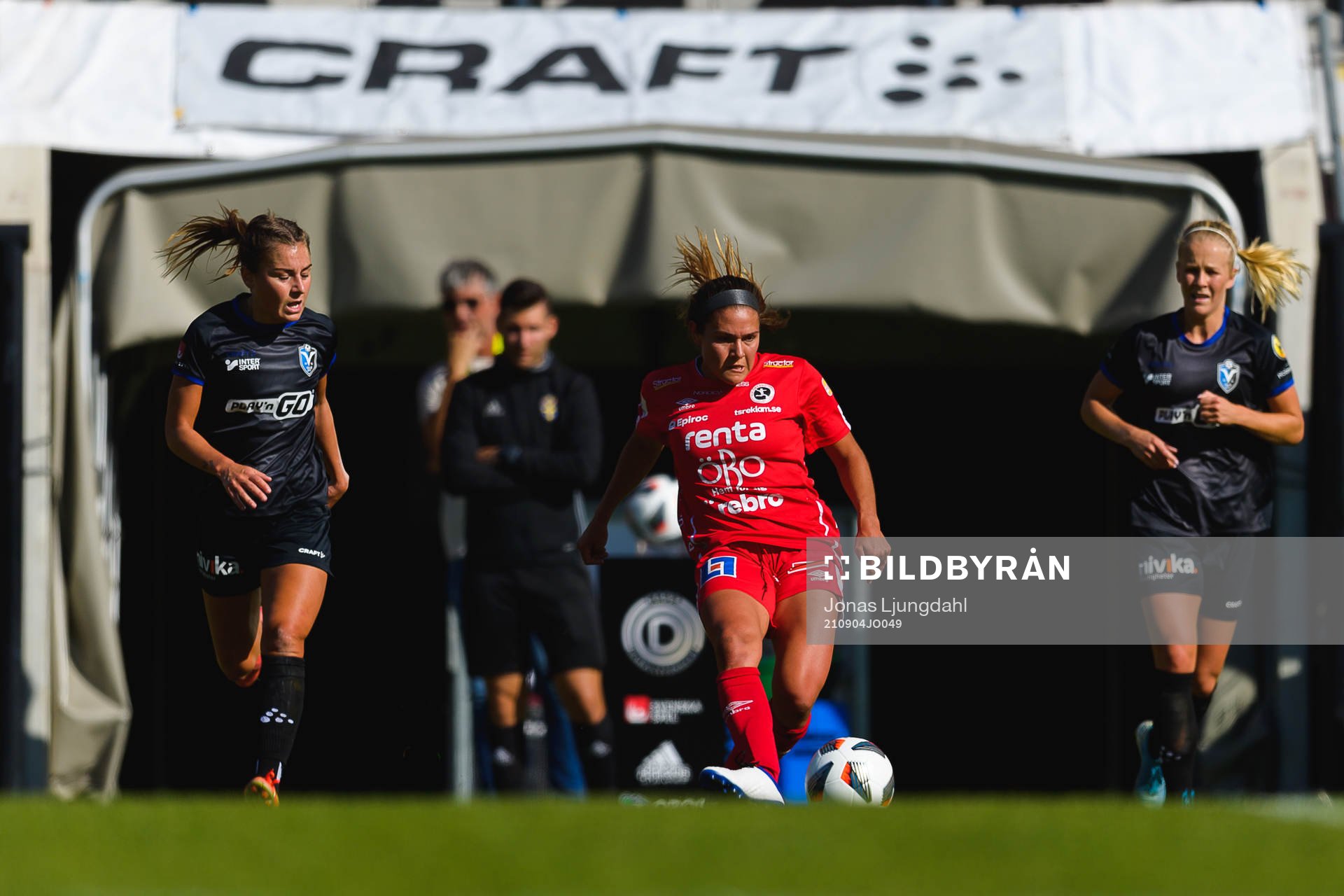 Örebros Carly Wickenheiser mellan Växjös Andrea Mist