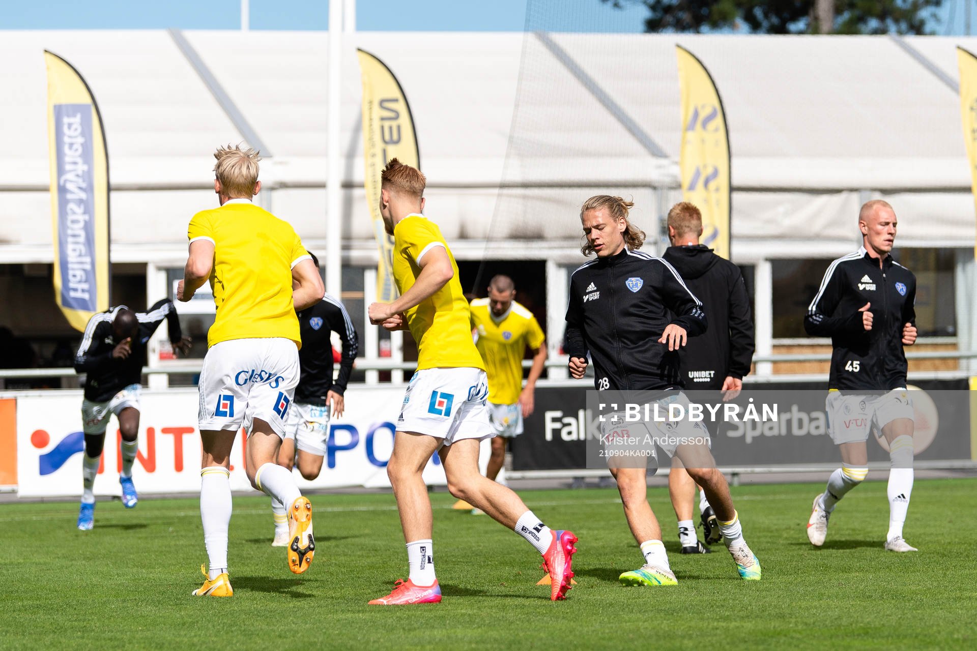 Falkenbergs spelare före fotbollsmatchen i Superettan