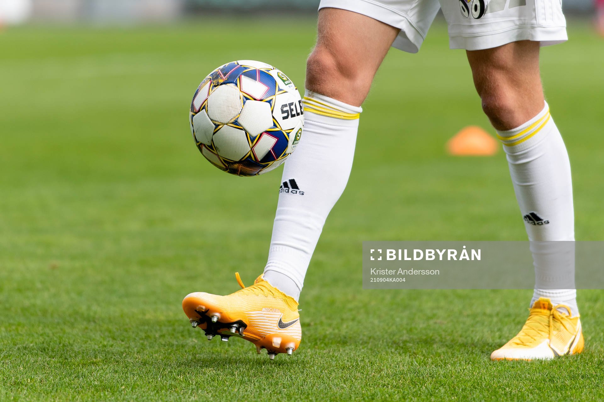 En fotboll före fotbollsmatchen i Superettan mellan