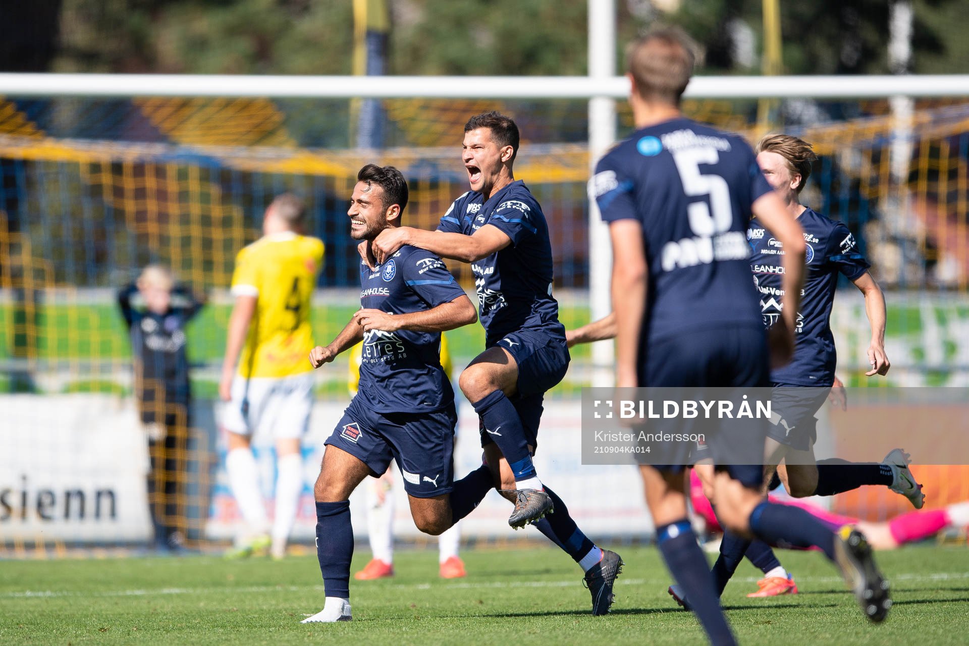 Akropolis Christian Rubio Sivodedov och Mauricio Albornoz Inola jublar efter 3-3 under fotbollsmatchen i Superettan mellan Falkenberg och Akropolis den 4 september 2021 i Falkenberg.