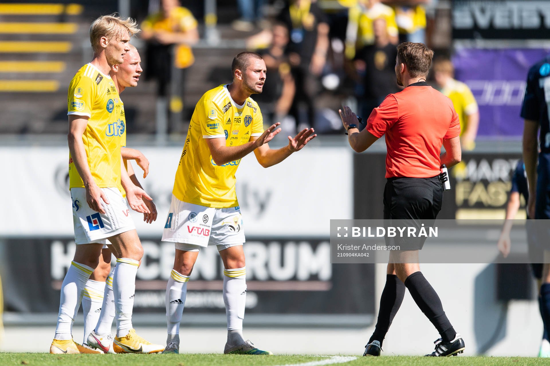 Falkenbergs Axel Norén i diskussion med domare Joakim
