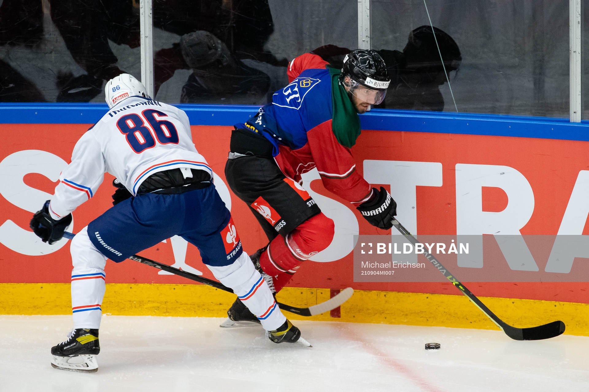 Dario Trutmann of Zurich and Michael Spacek of Frölunda