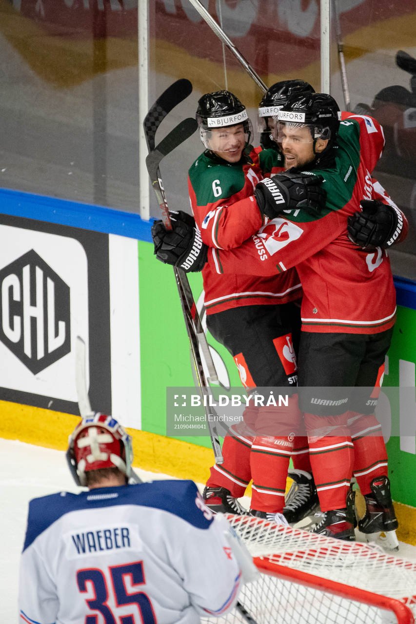 Mats Rosseli Olsen of Frölunda celebrates with team mates